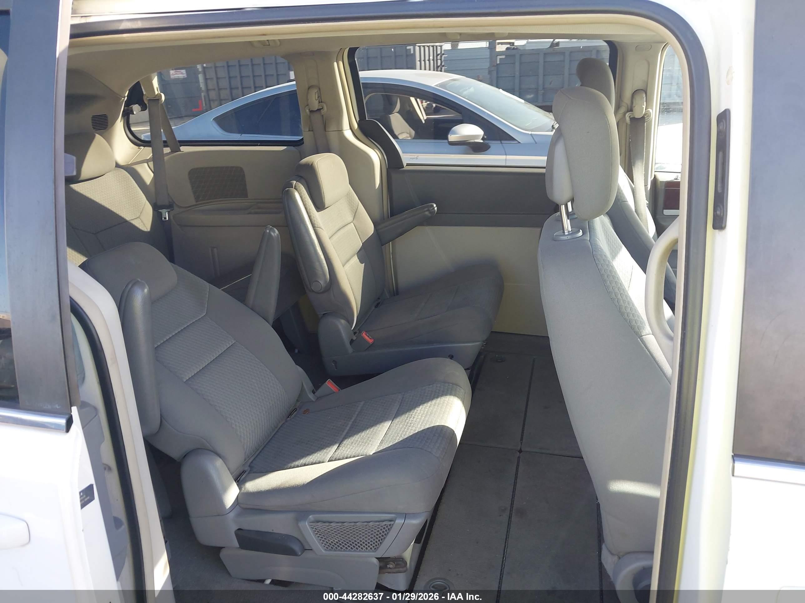 CHRYSLER TOWN image 8
