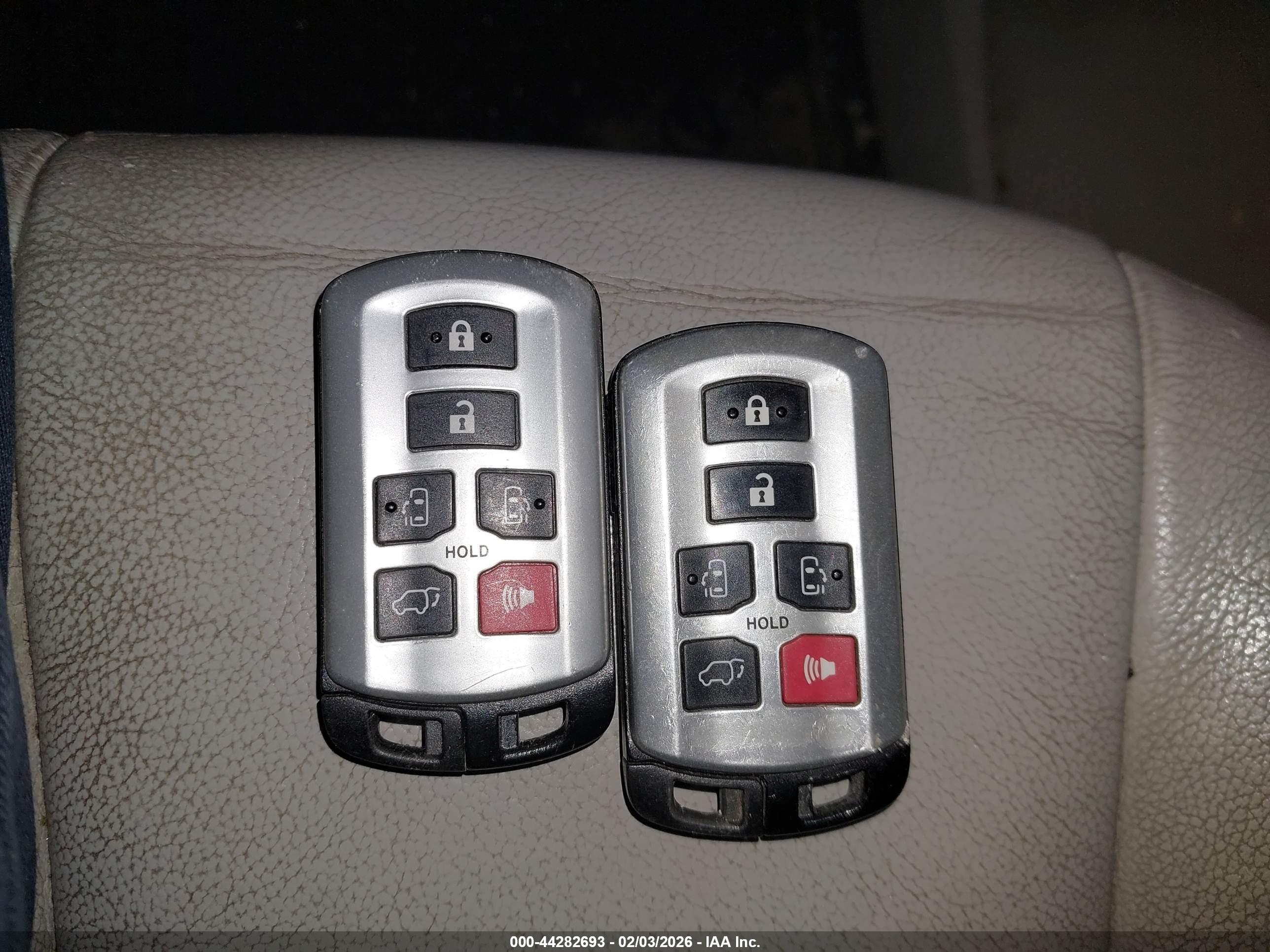 TOYOTA SIENNA image 11
