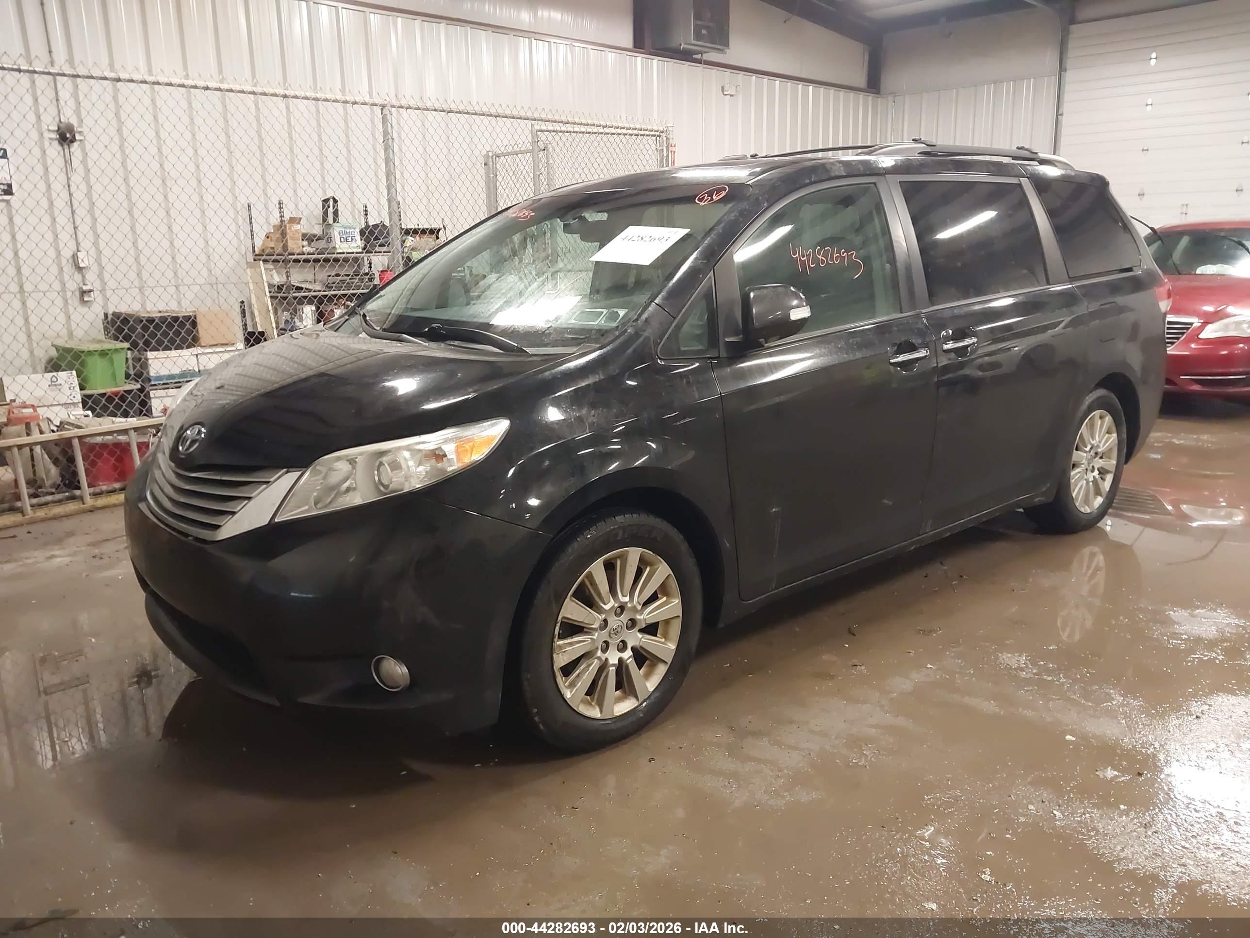 TOYOTA SIENNA image 2