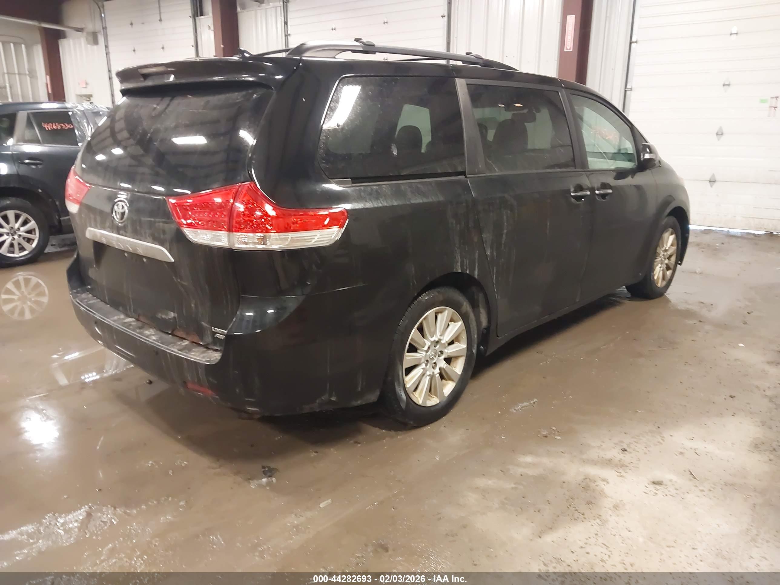 TOYOTA SIENNA image 4
