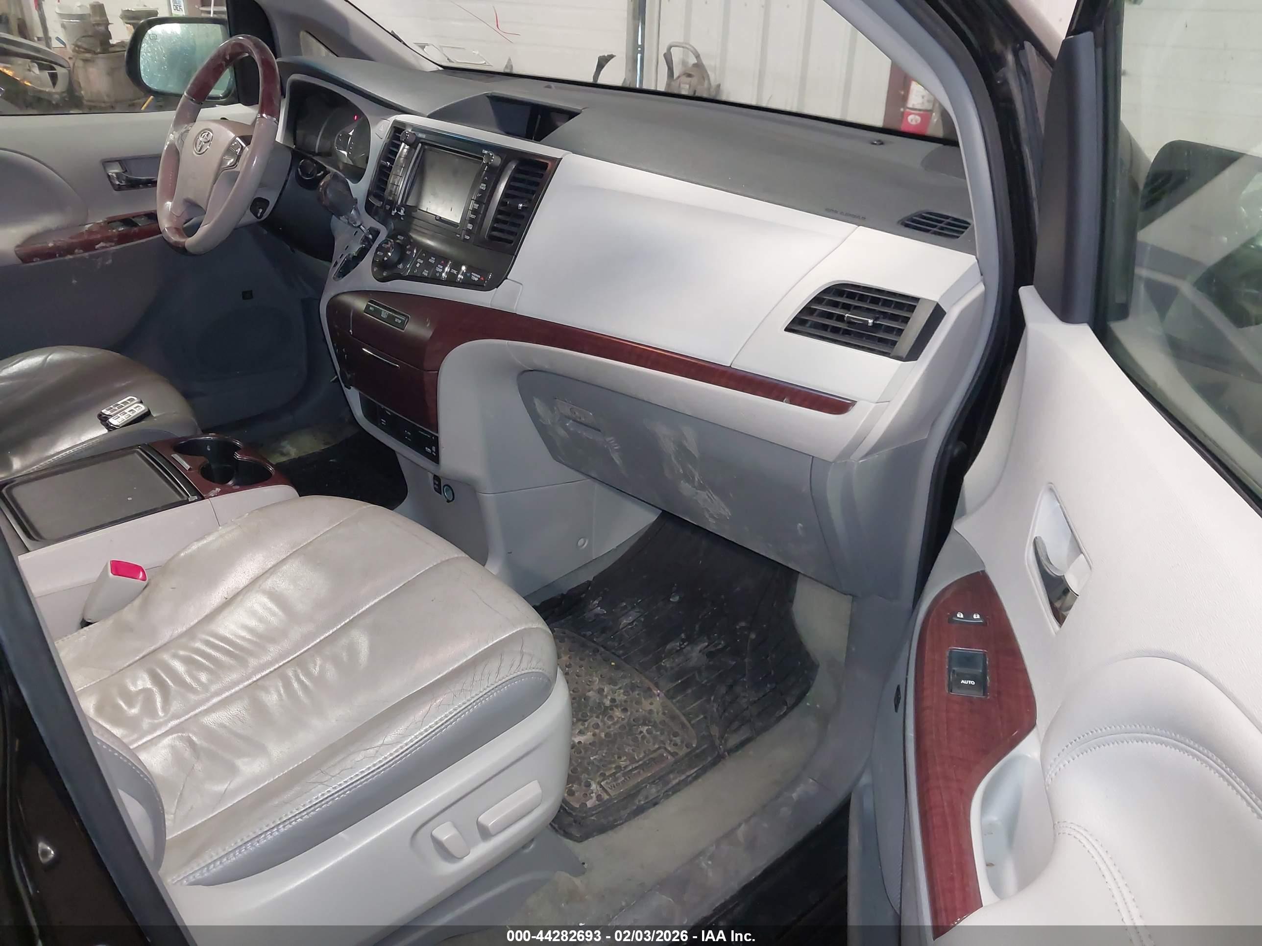TOYOTA SIENNA image 5