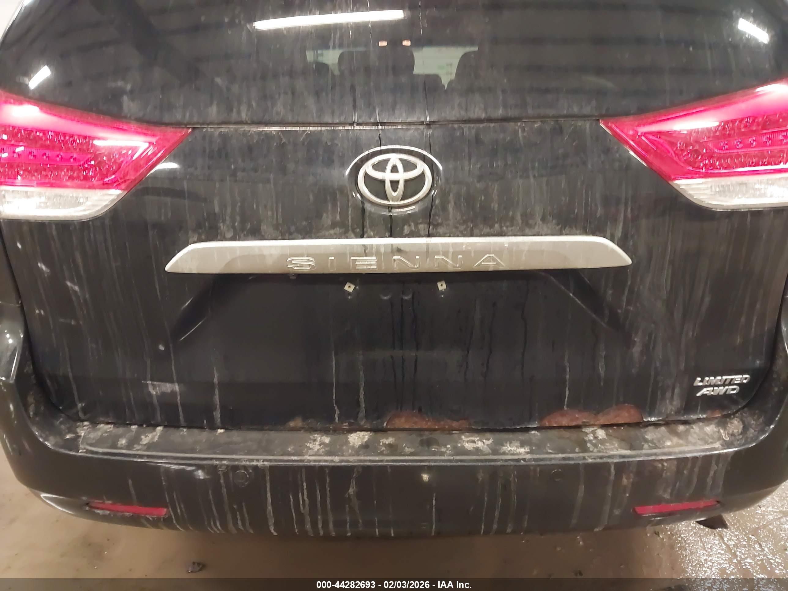 TOYOTA SIENNA image 6