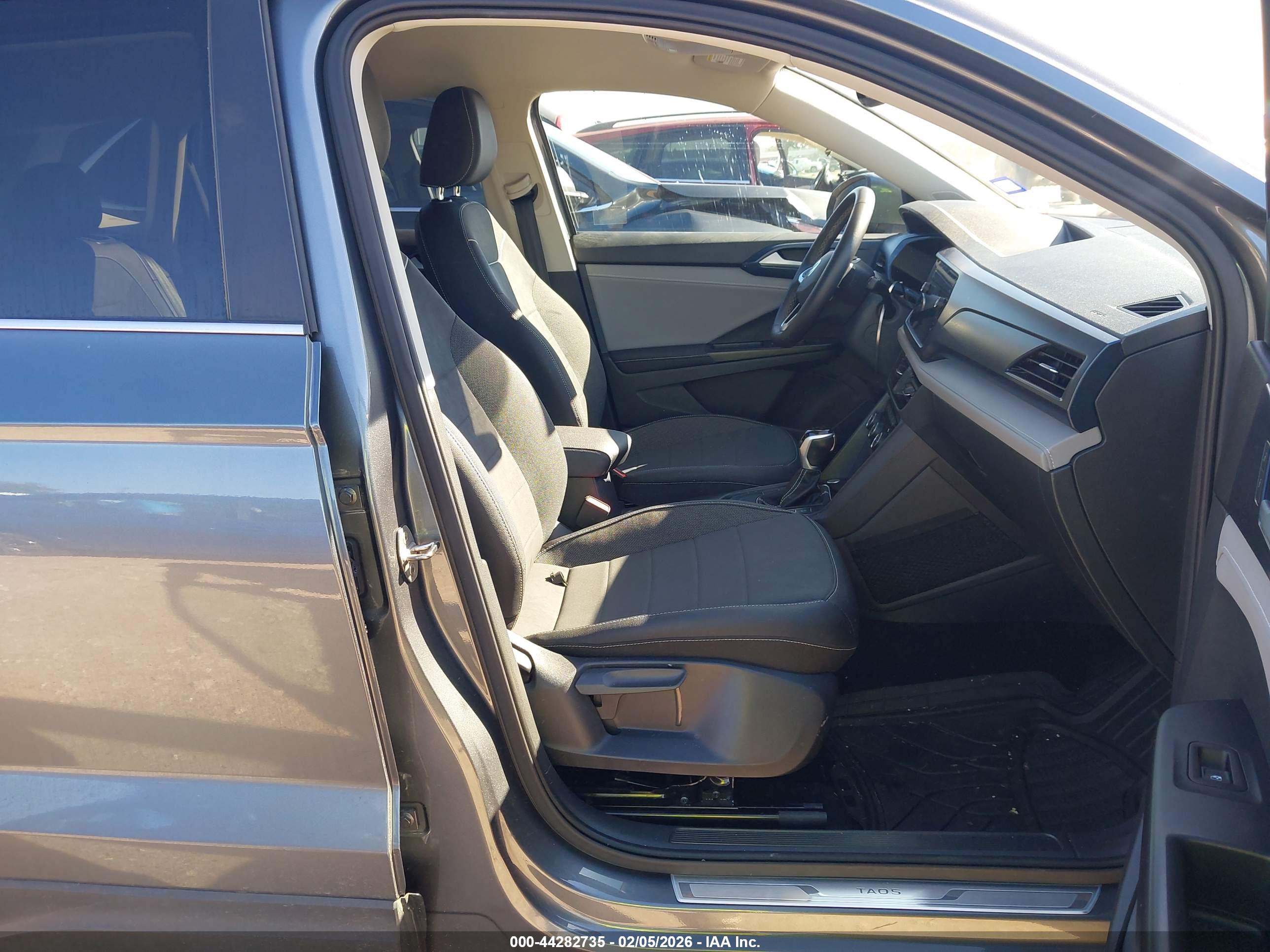 VOLKSWAGEN TAOS image 5