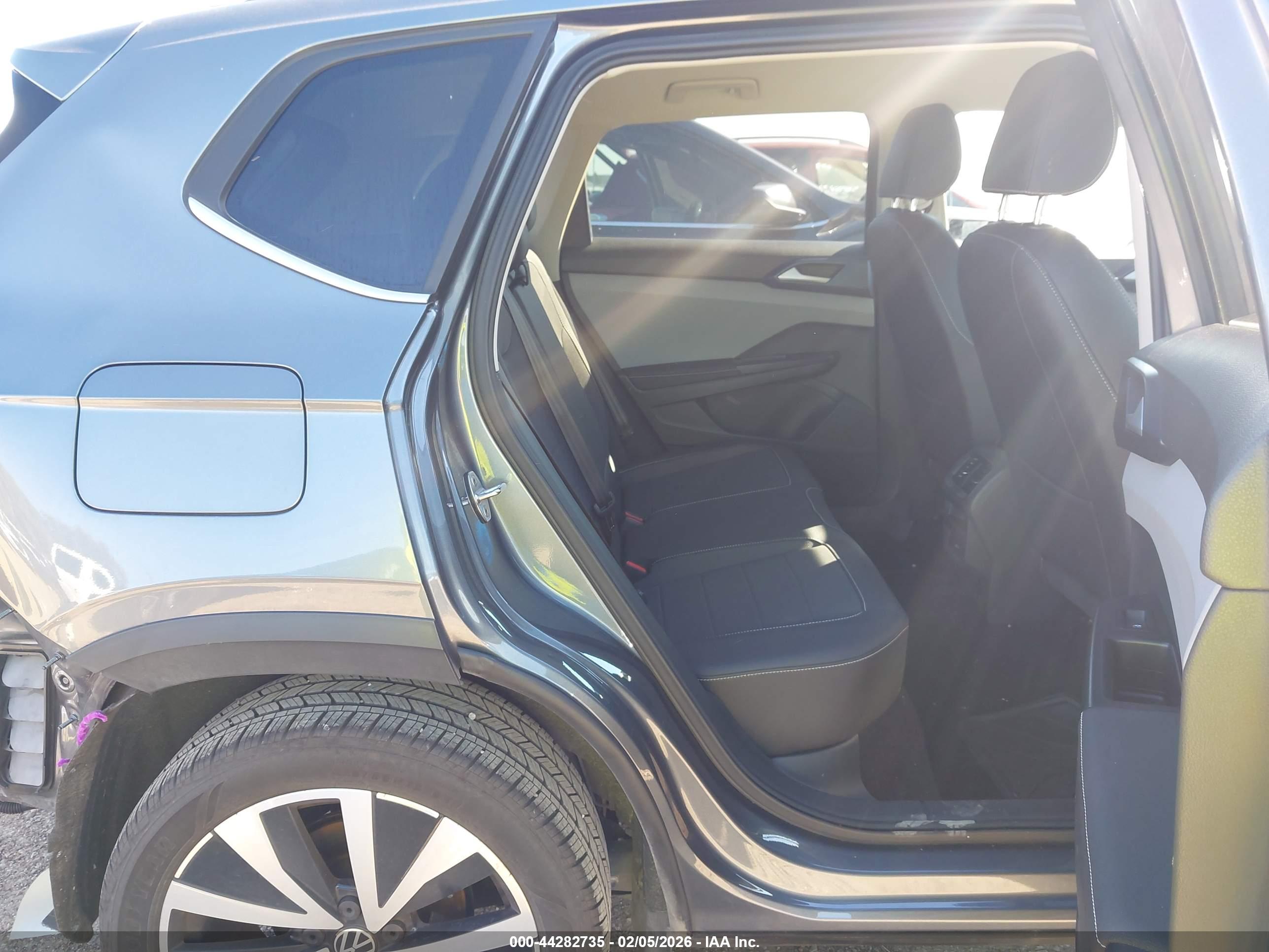 VOLKSWAGEN TAOS image 8