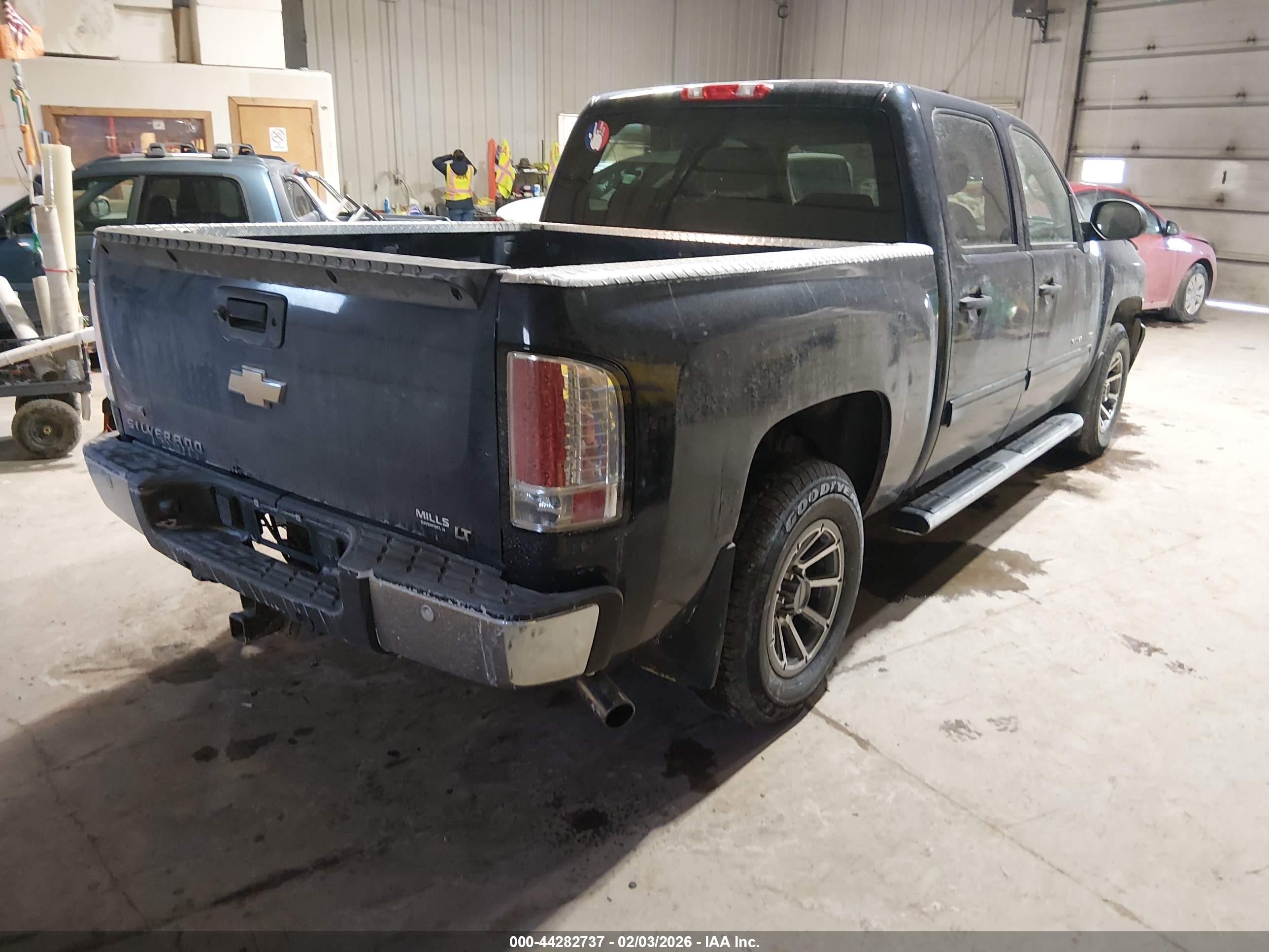 CHEVROLET SILVERADO image 4