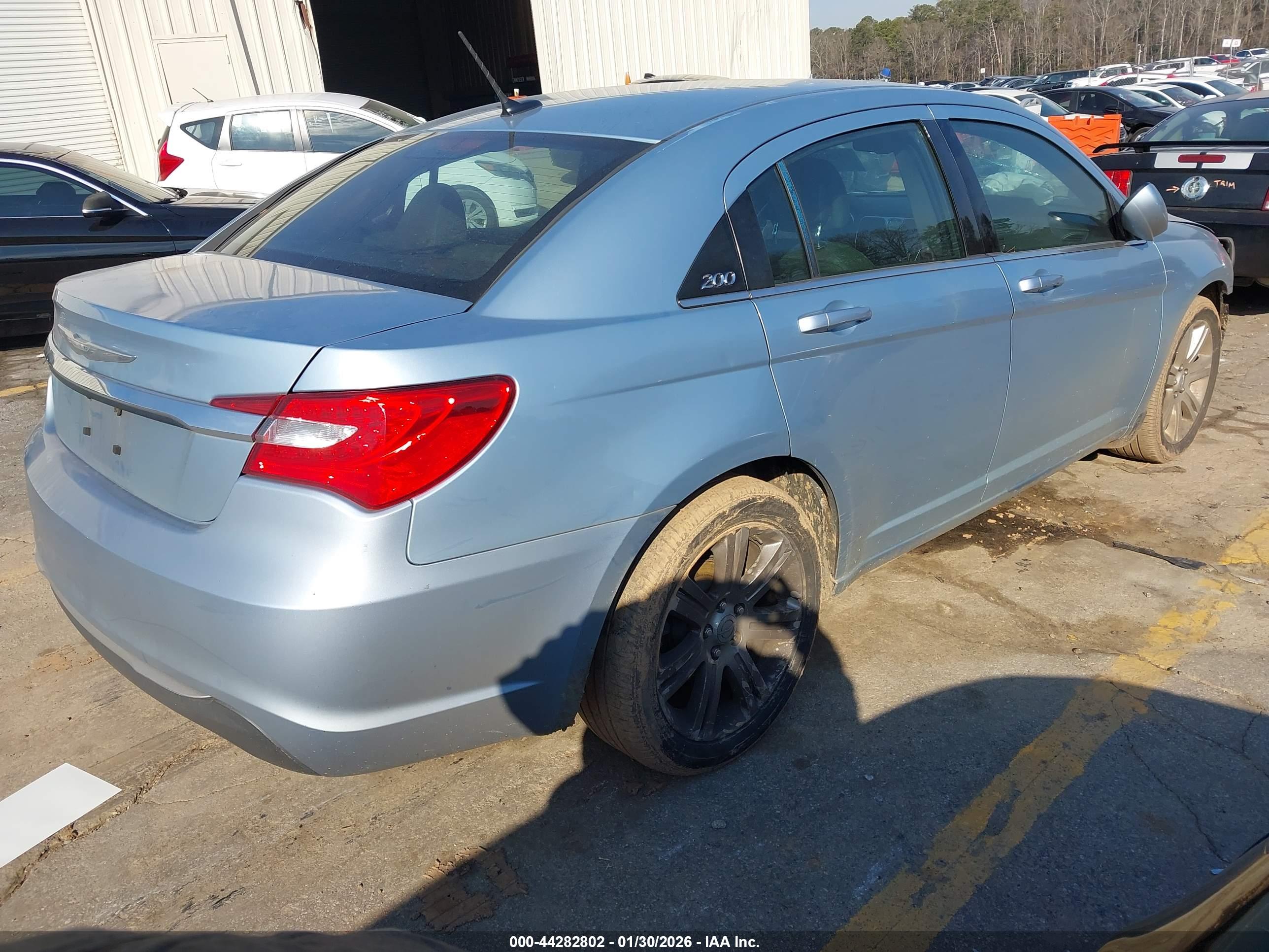 CHRYSLER 200 image 4
