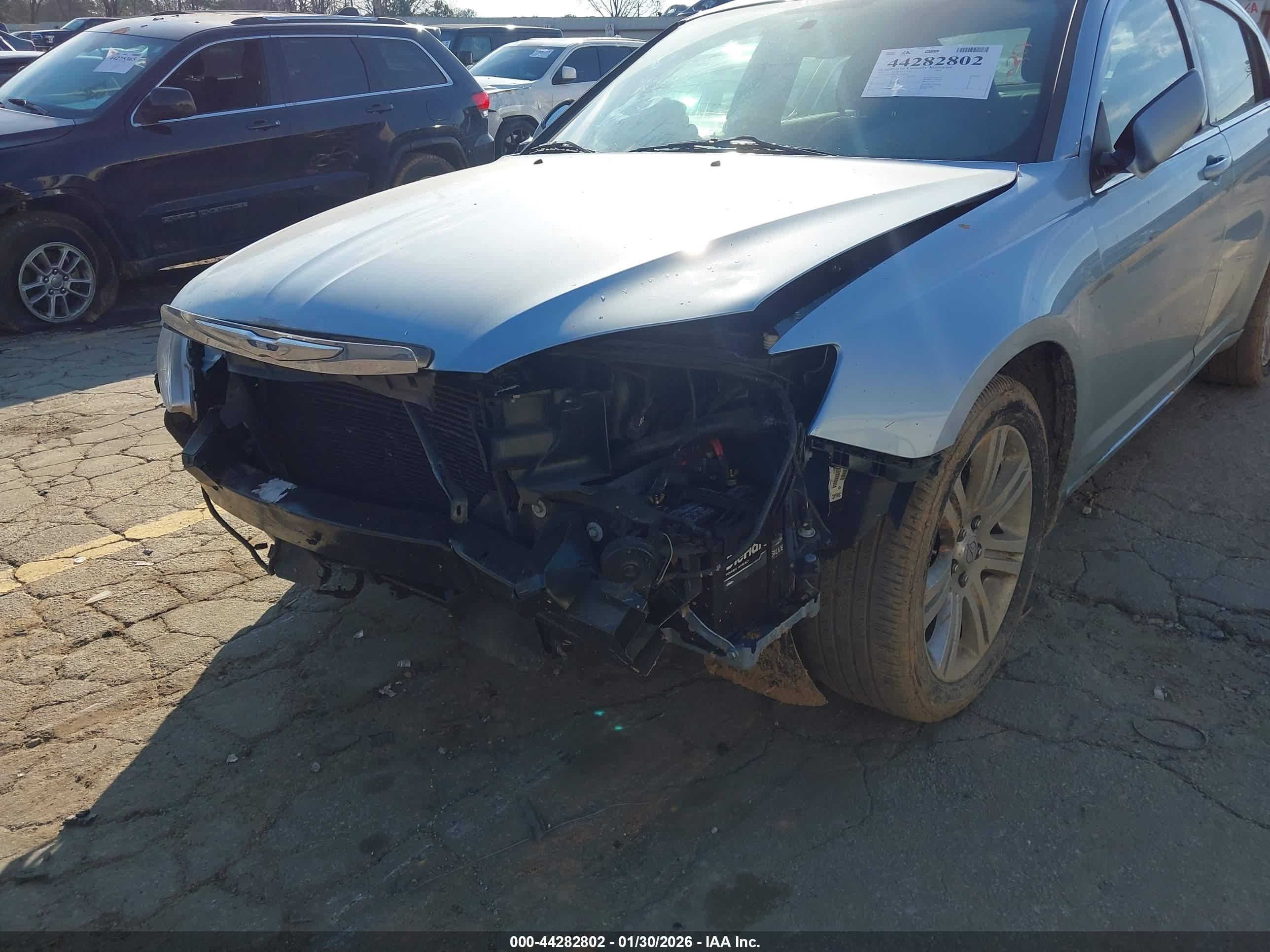 CHRYSLER 200 image 6