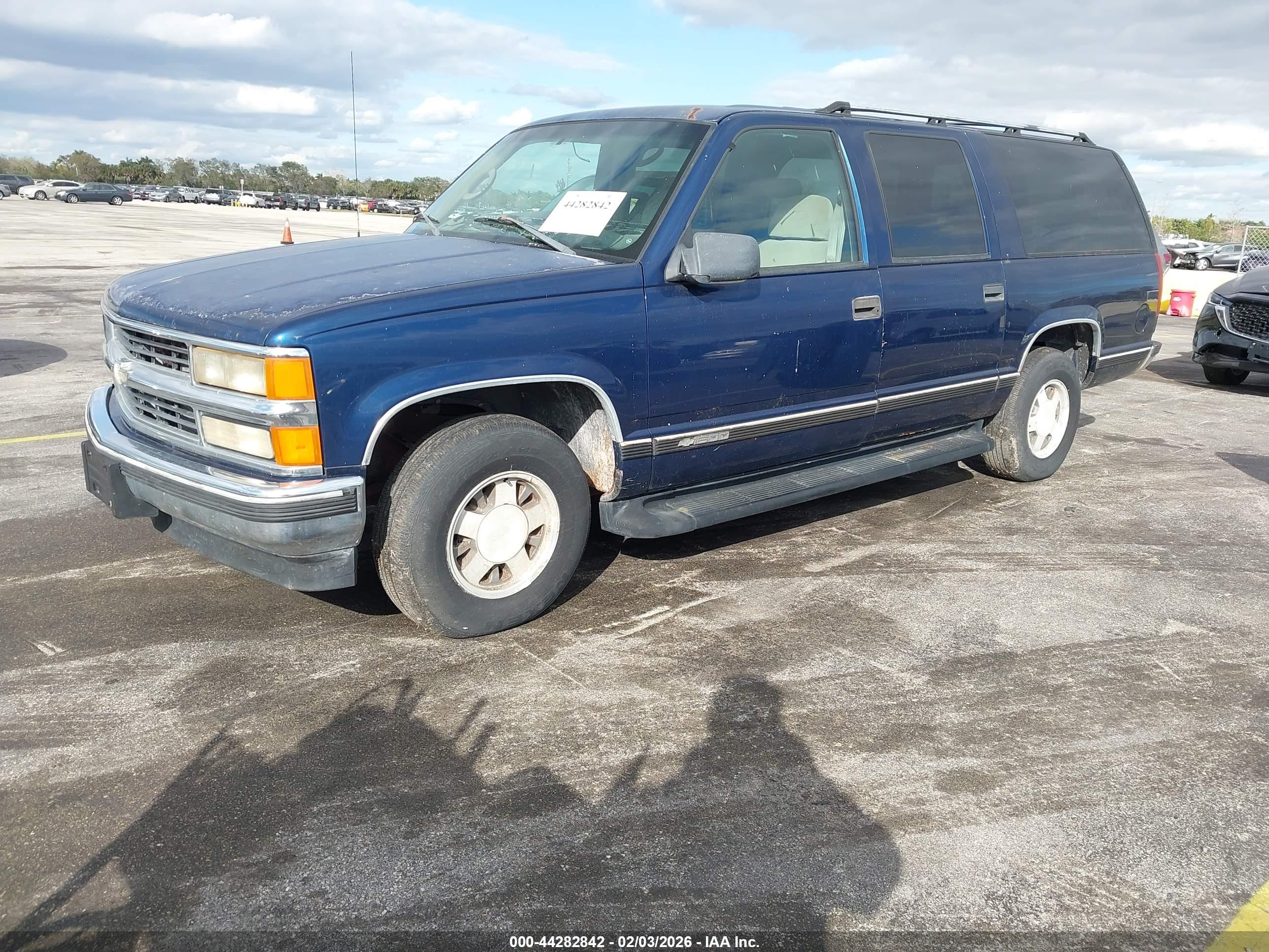CHEVROLET SUBURBAN image 2