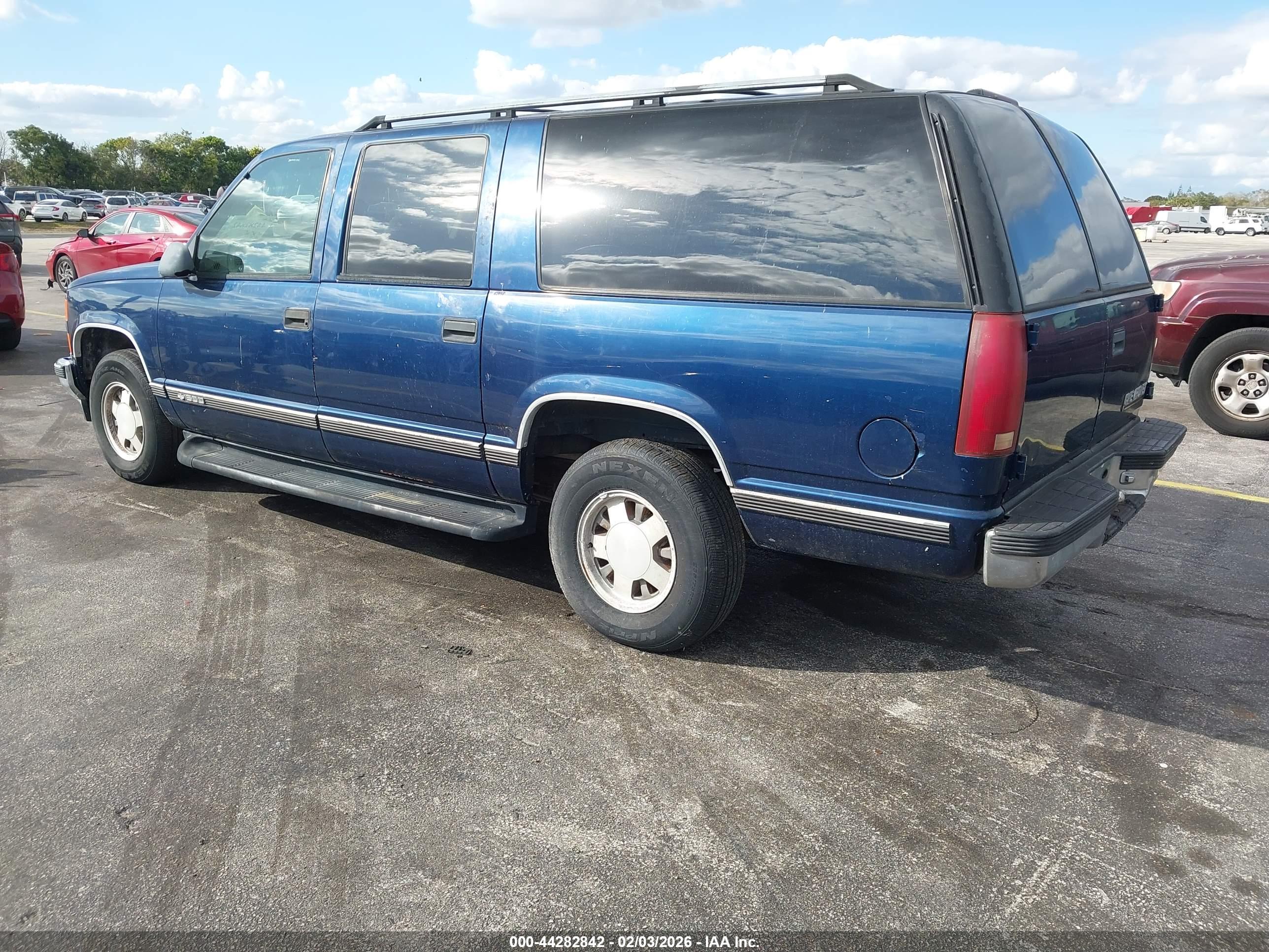 CHEVROLET SUBURBAN image 3