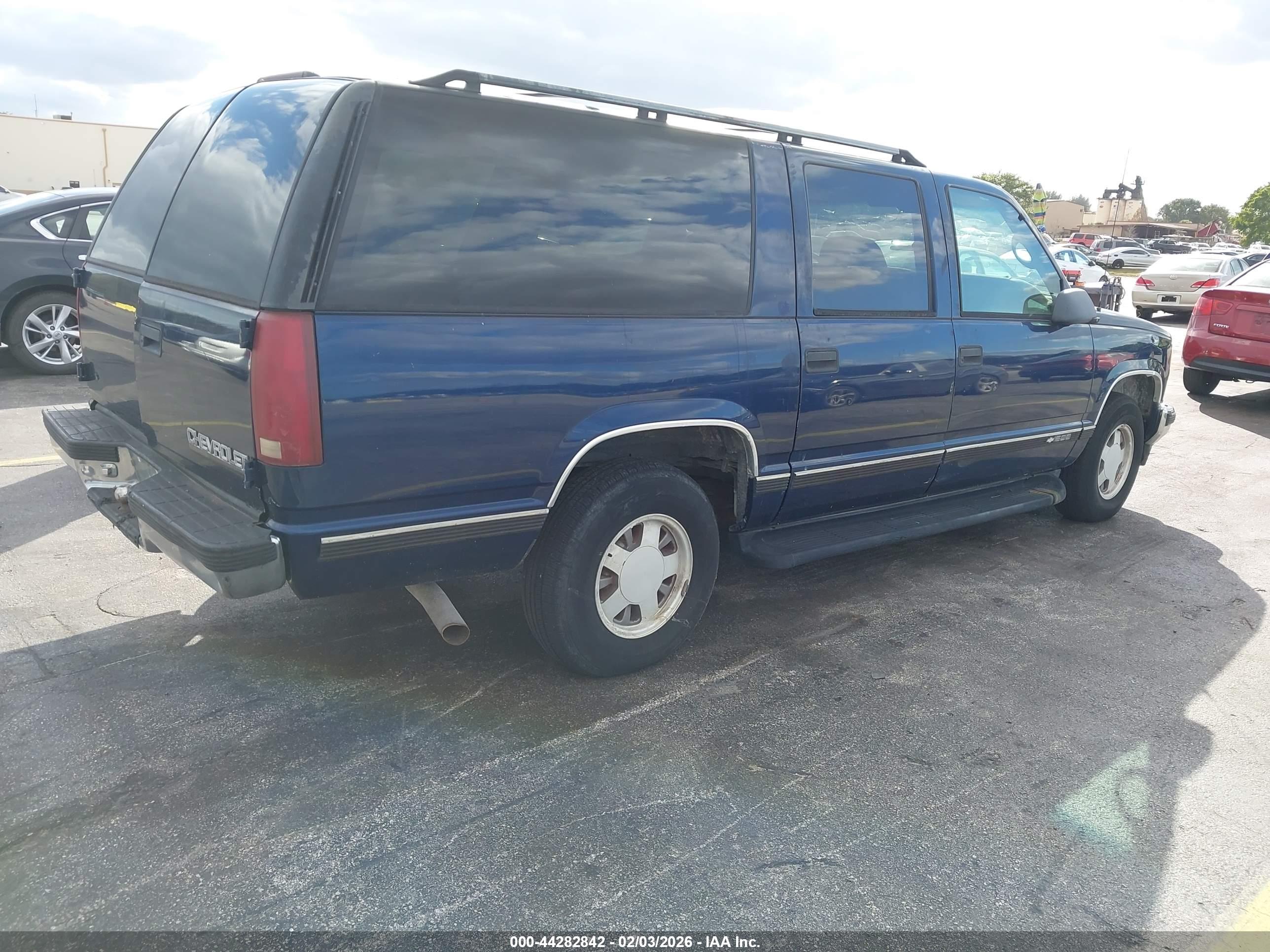 CHEVROLET SUBURBAN image 4