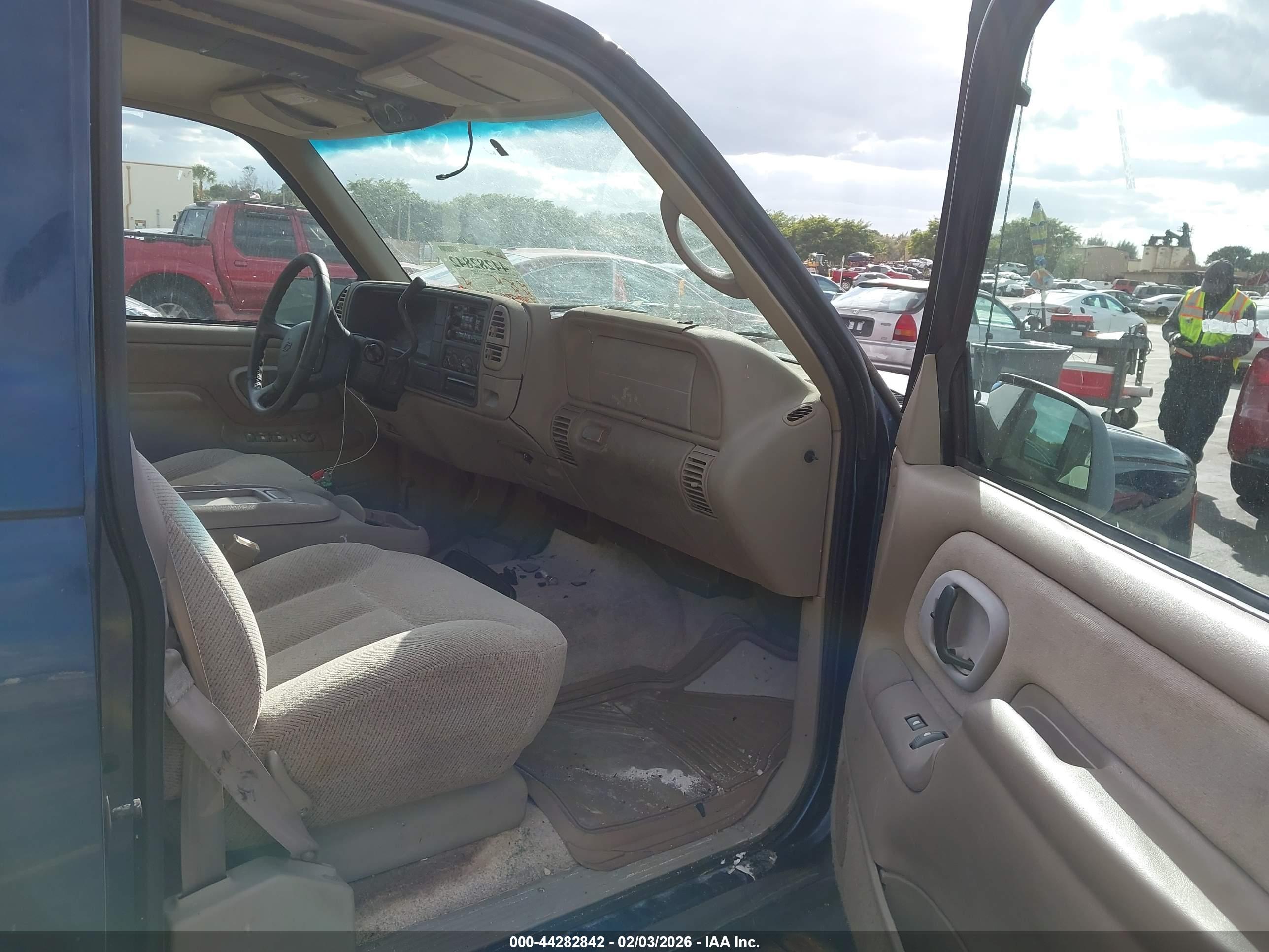 CHEVROLET SUBURBAN image 5