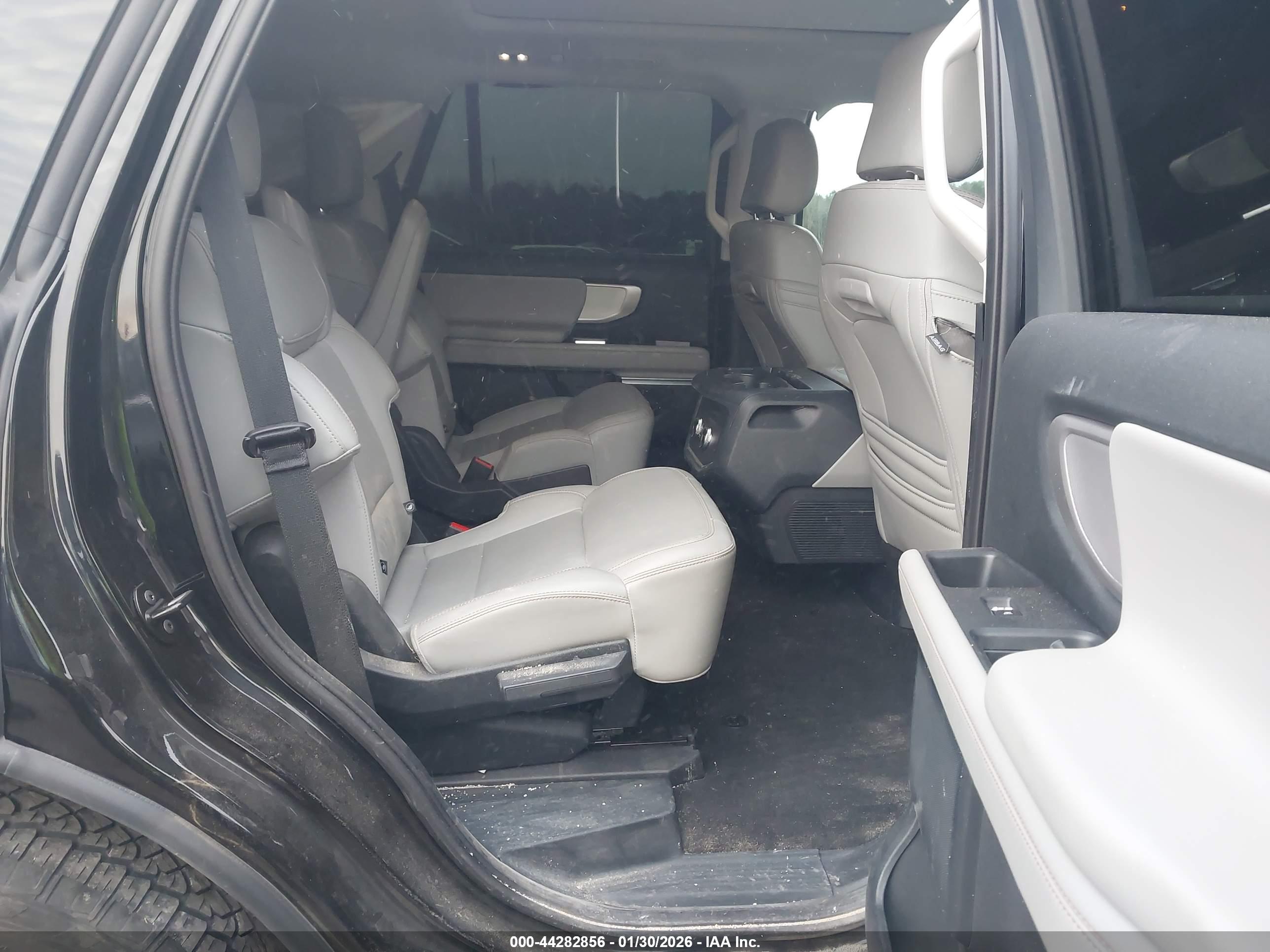 FORD EXPEDITION image 8