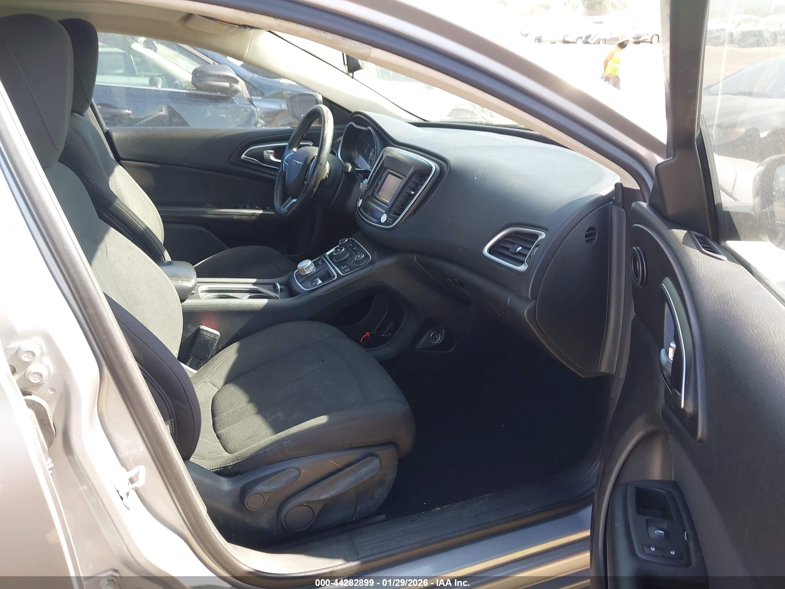 CHRYSLER 200 image 5