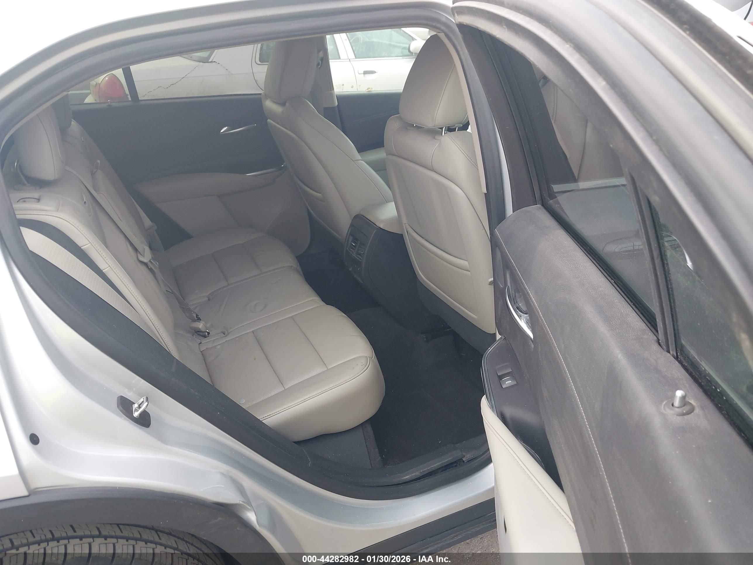 CADILLAC XT4 image 8