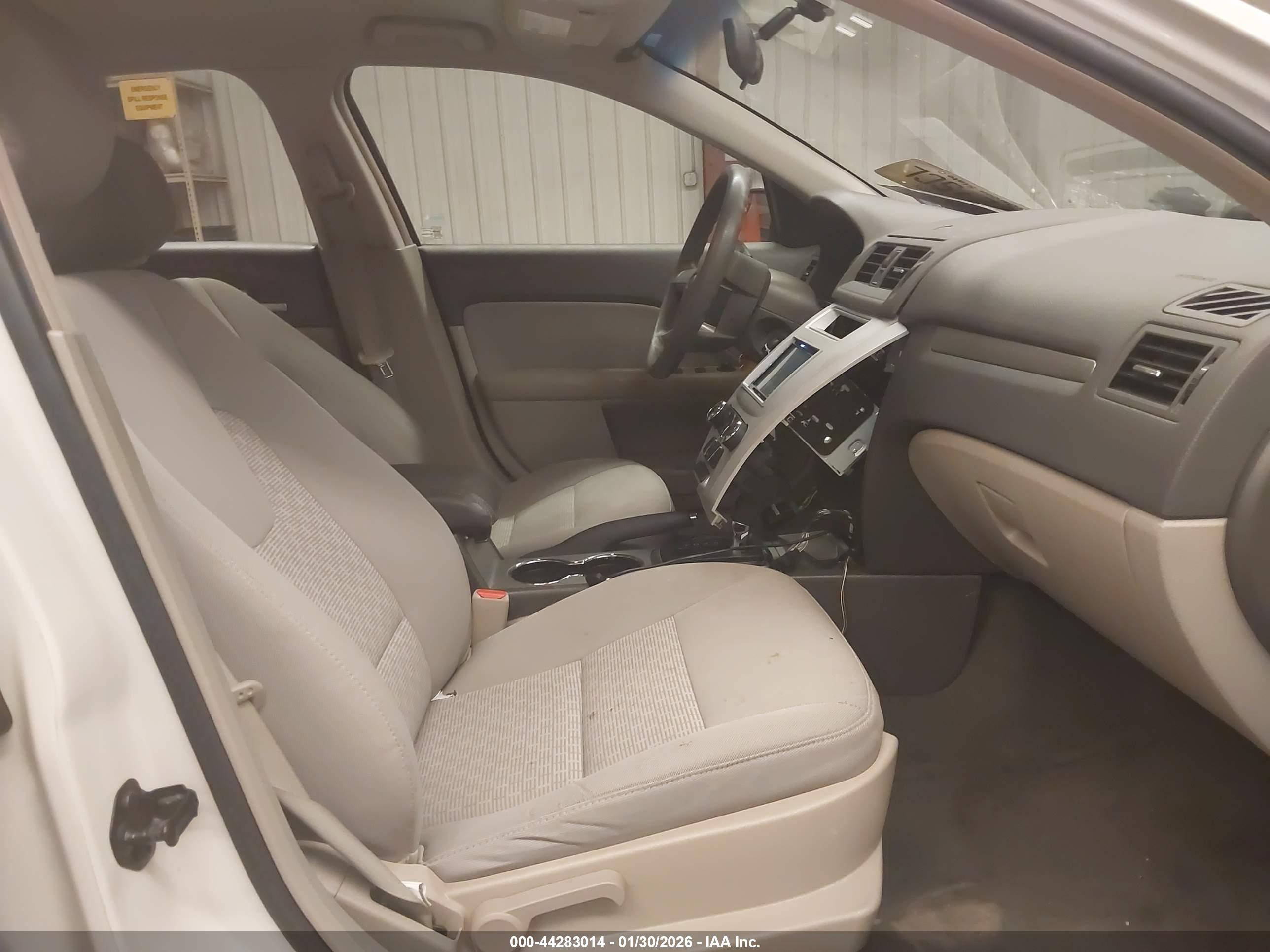 FORD FUSION image 5