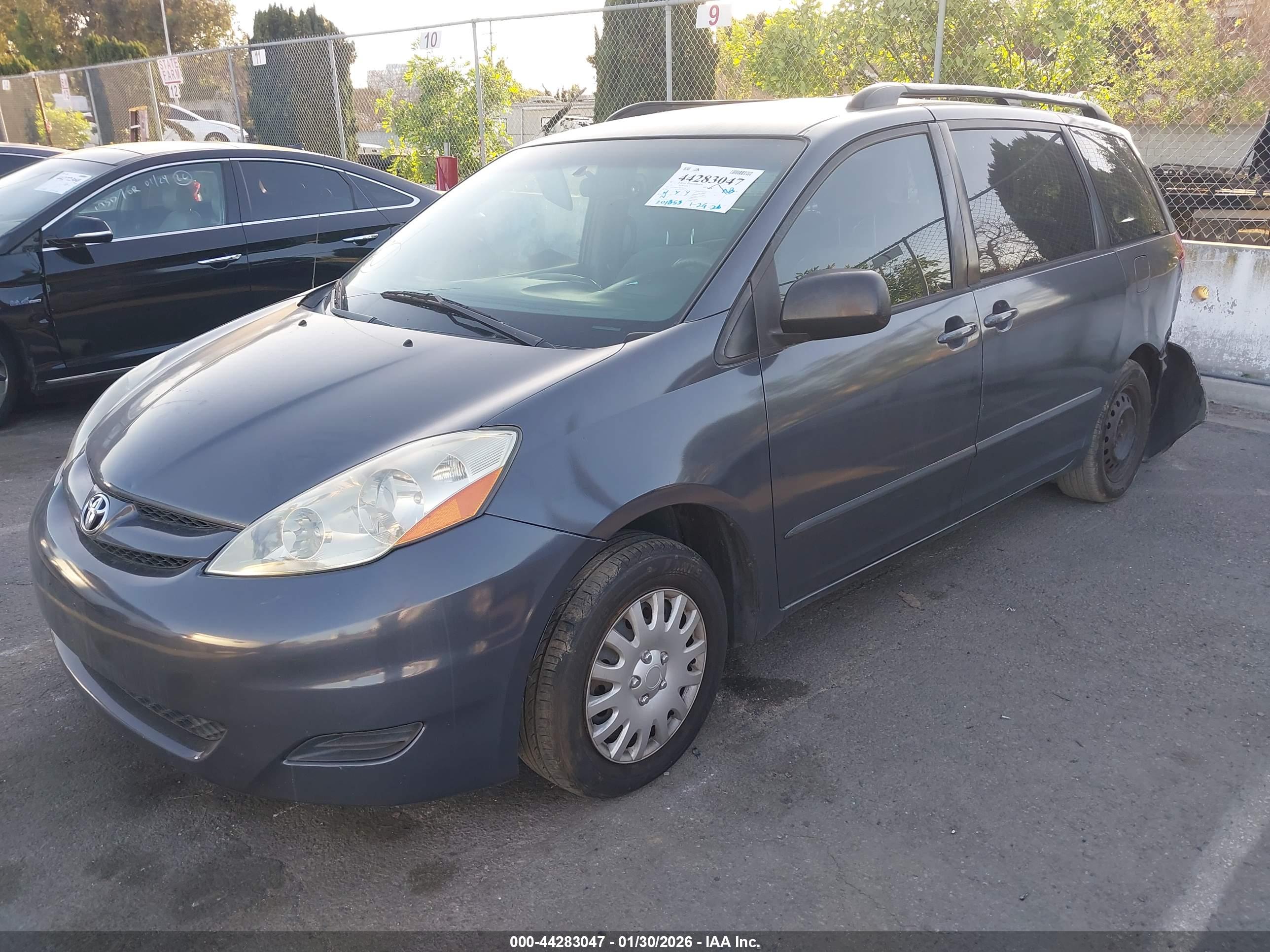 TOYOTA SIENNA image 2