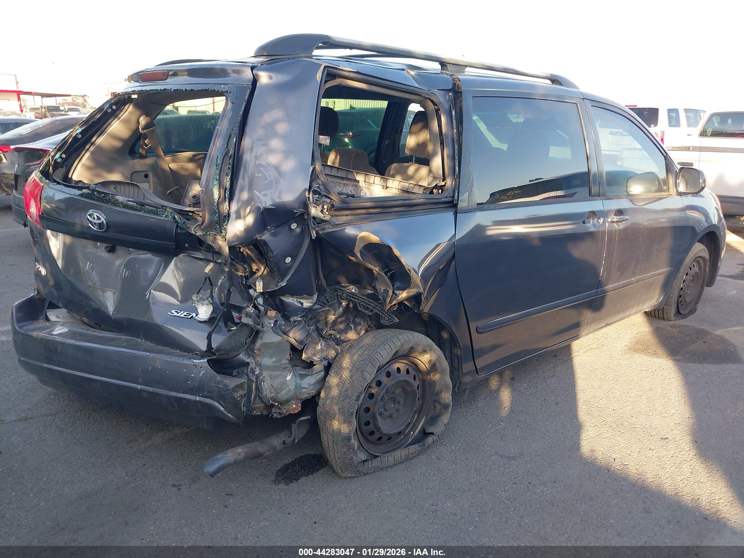 TOYOTA SIENNA image 4