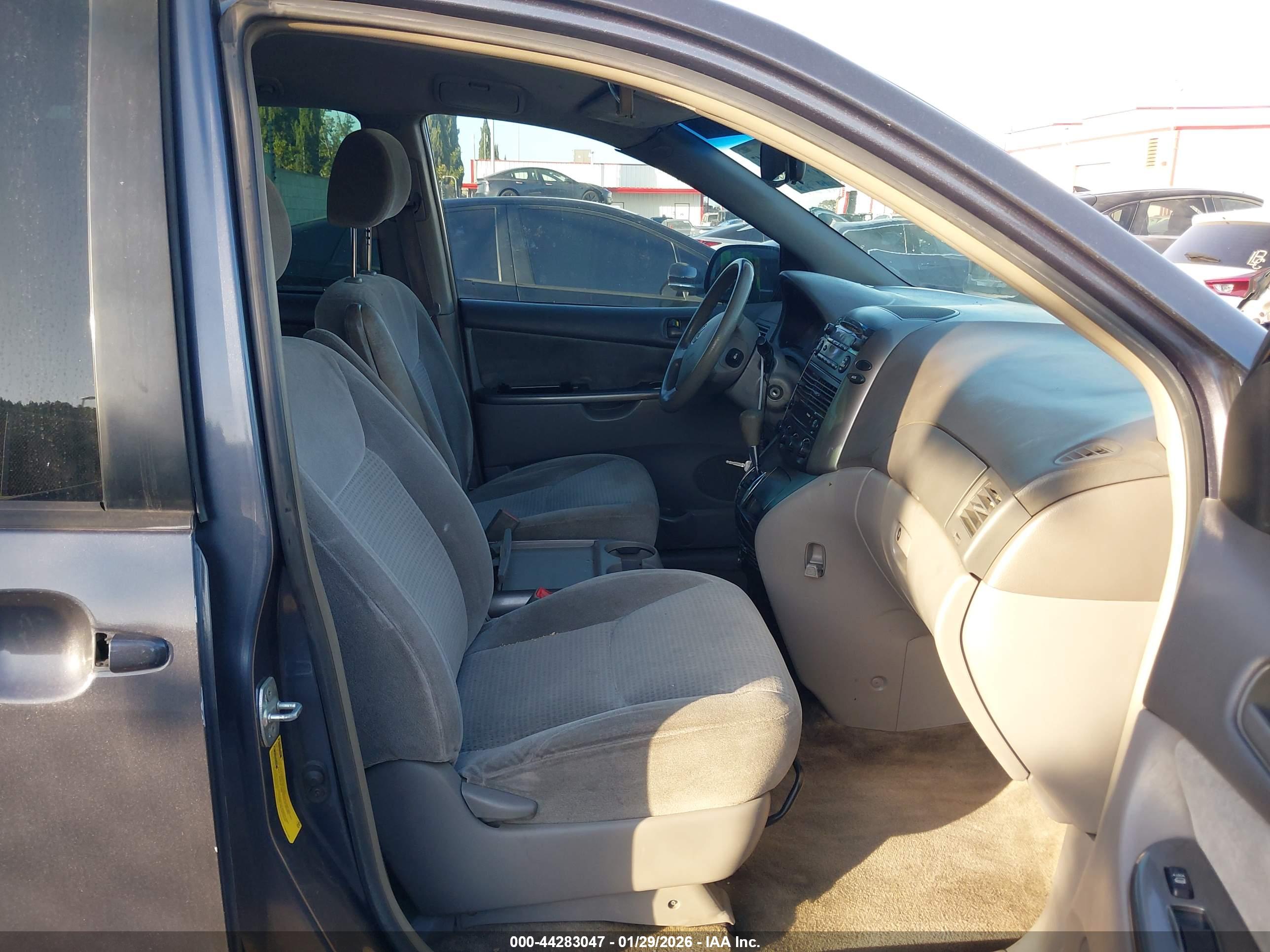 TOYOTA SIENNA image 5