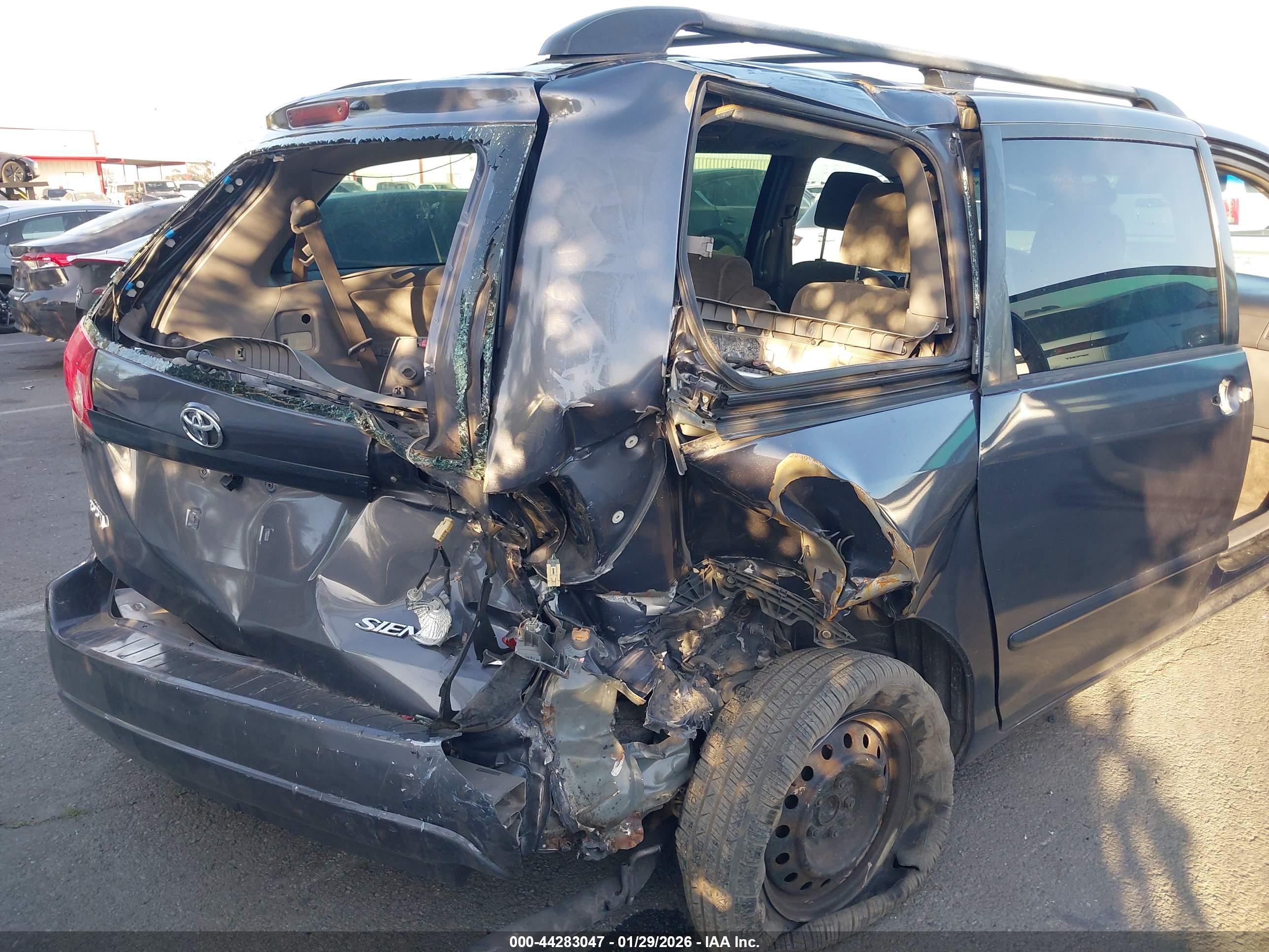 TOYOTA SIENNA image 6