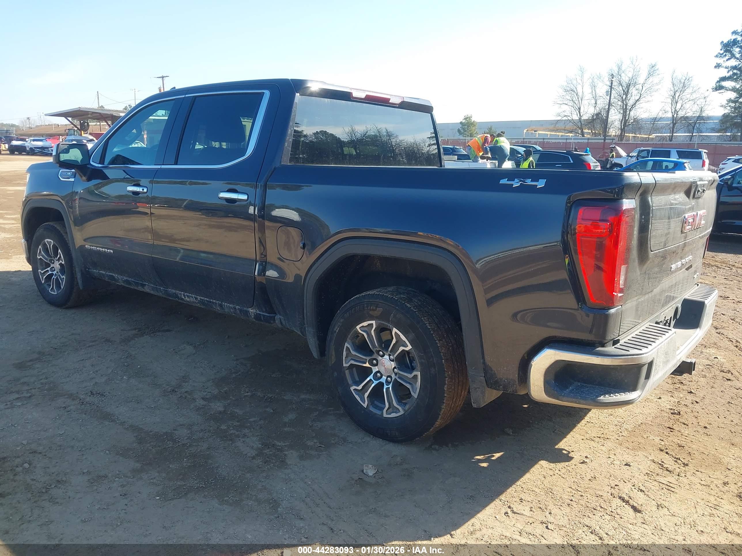 GMC SIERRA image 3