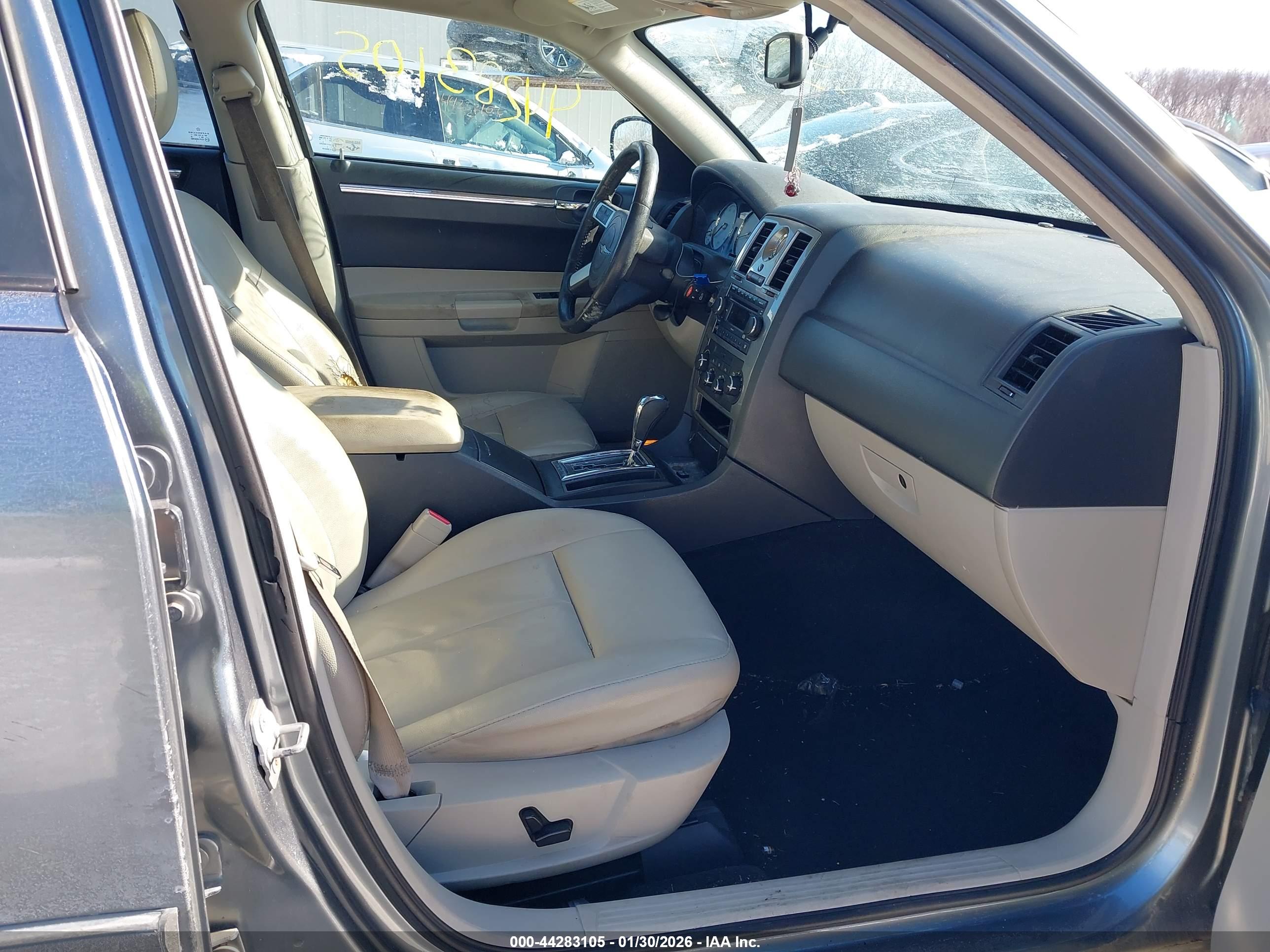 CHRYSLER 300 image 5