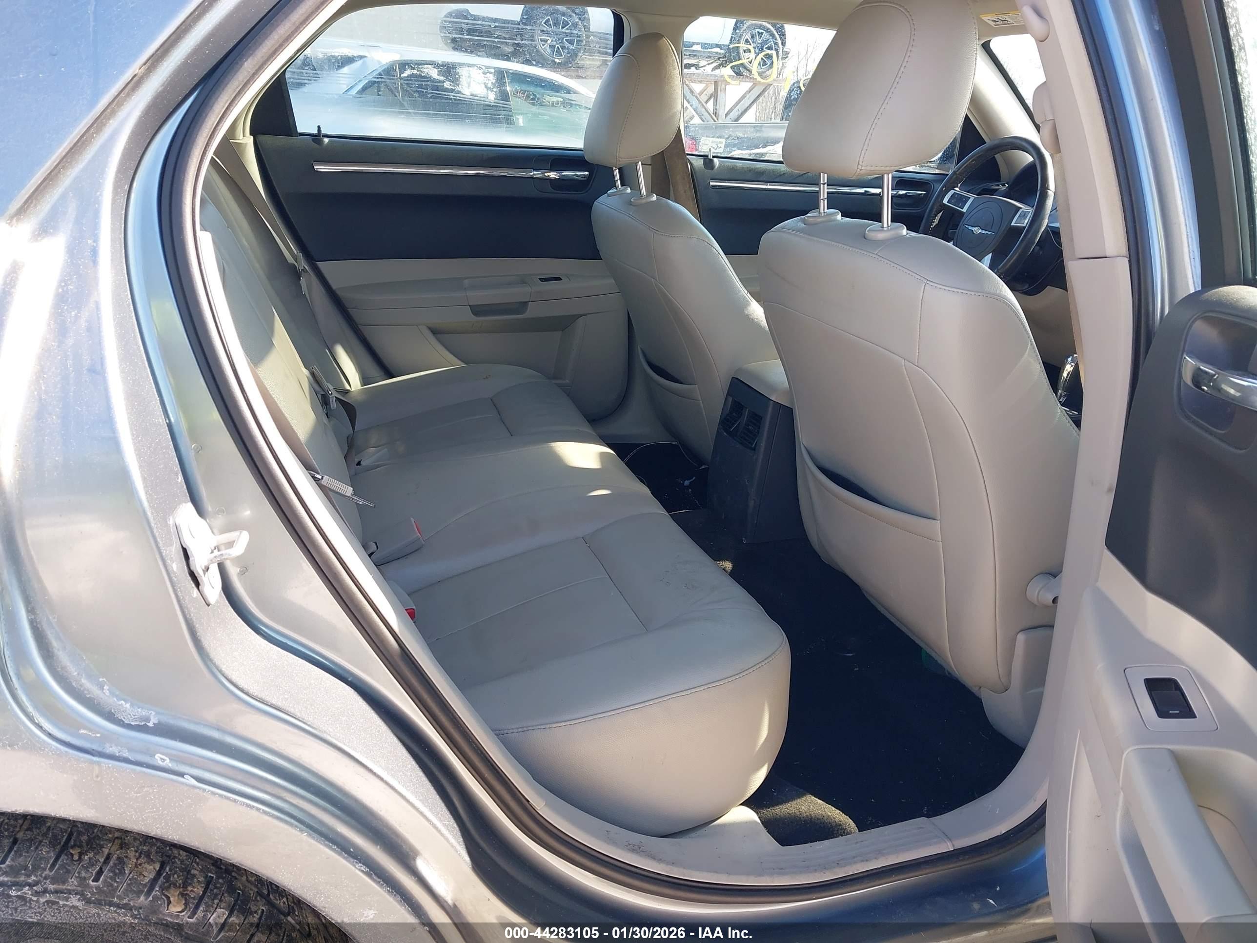 CHRYSLER 300 image 8