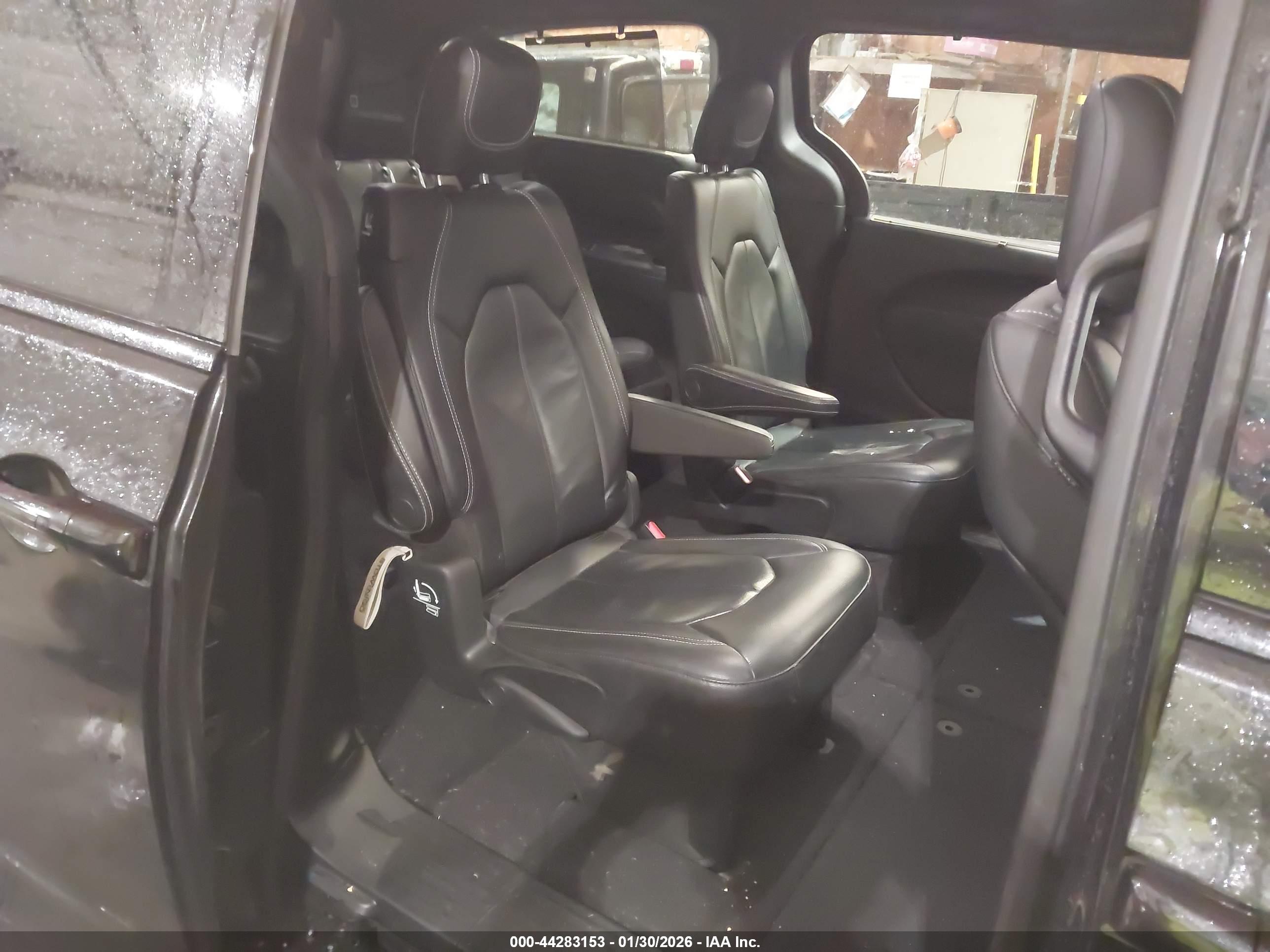 CHRYSLER PACIFICA image 8