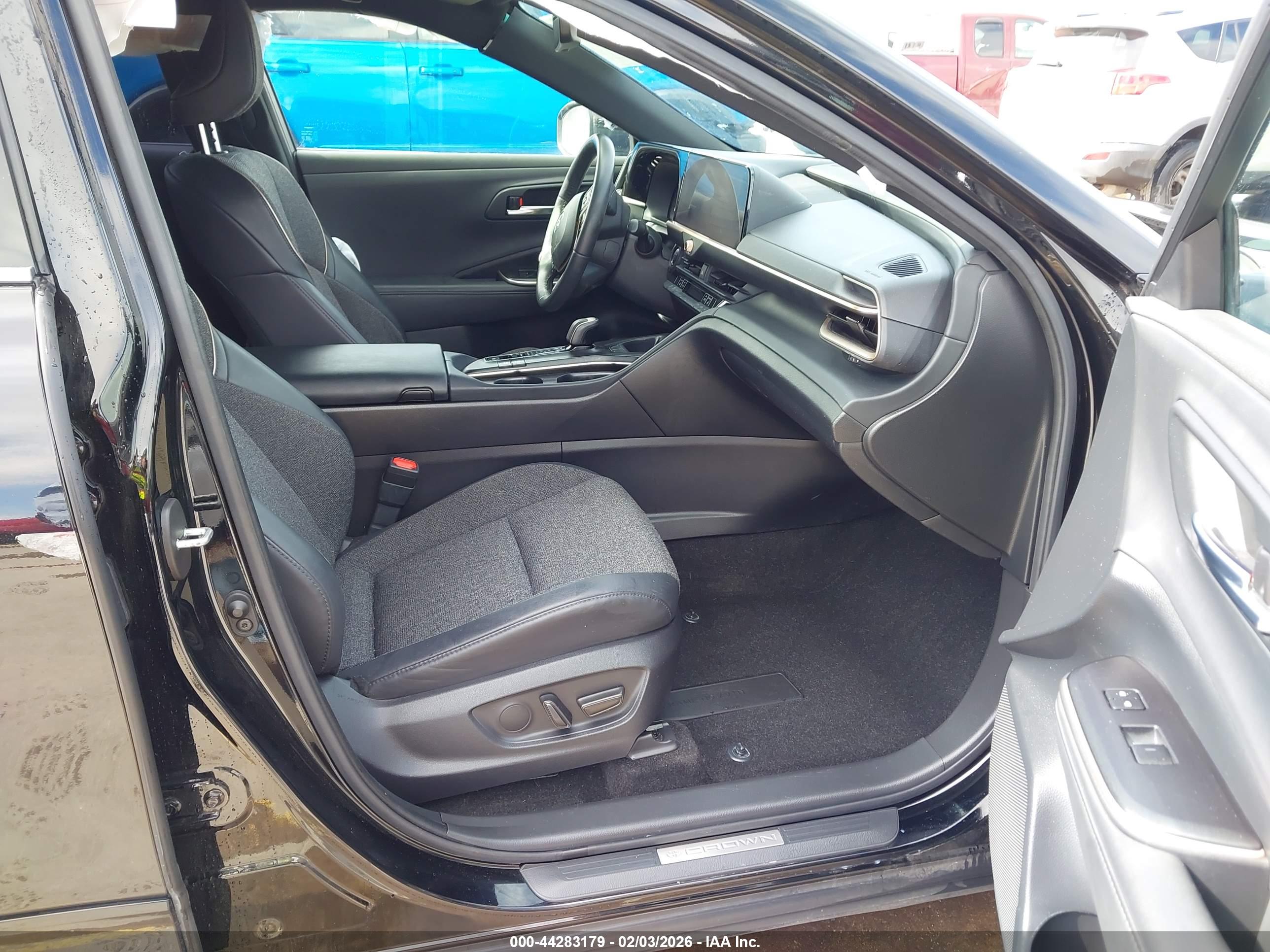 TOYOTA CROWN image 5