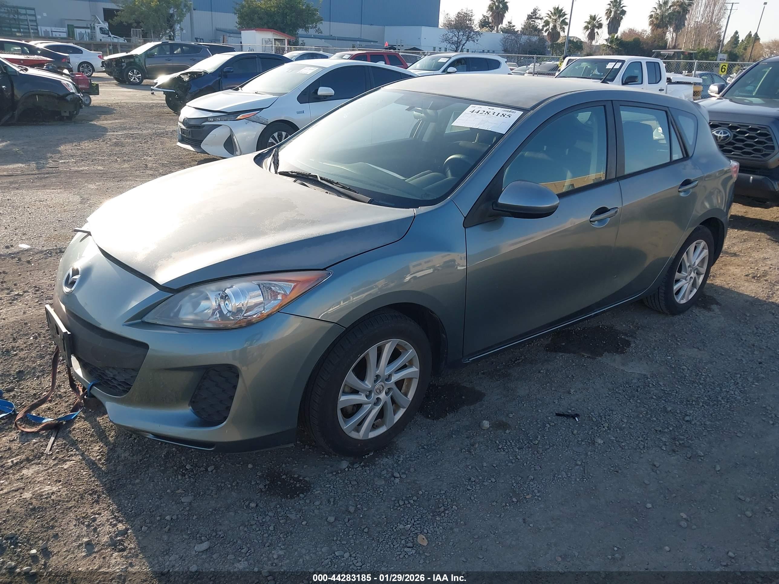 MAZDA MAZDA3 image 2