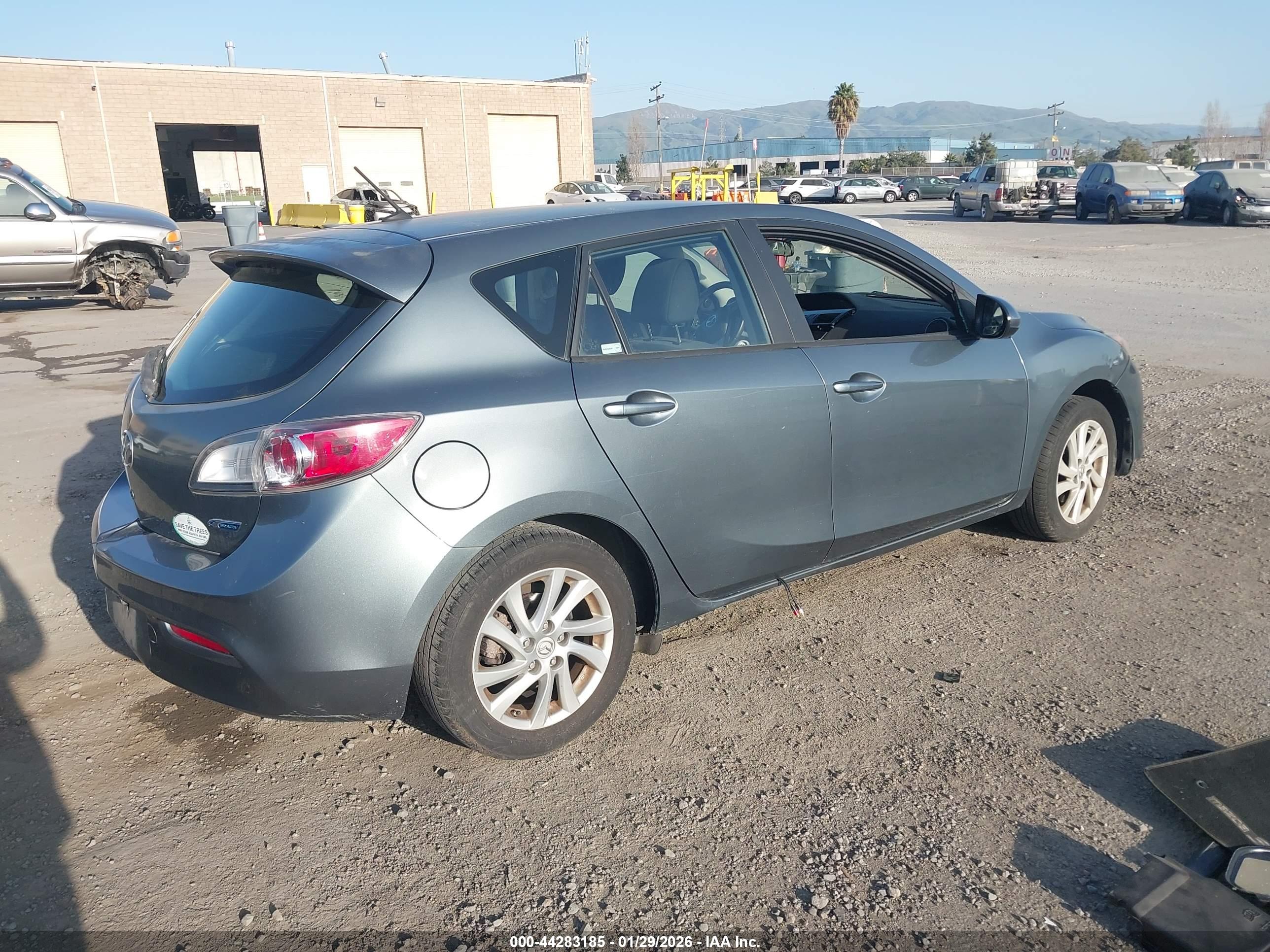 MAZDA MAZDA3 image 4