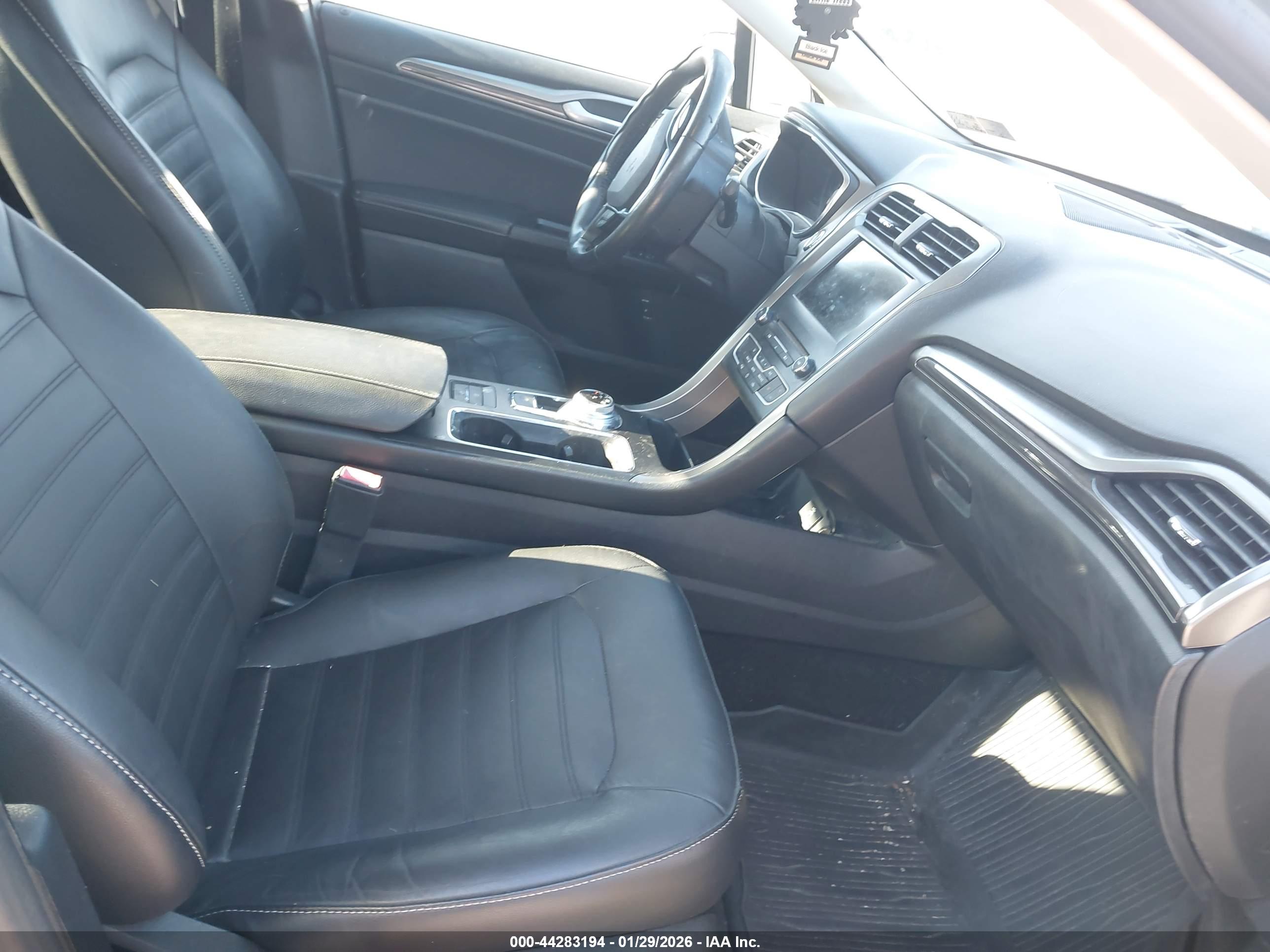 FORD FUSION image 5