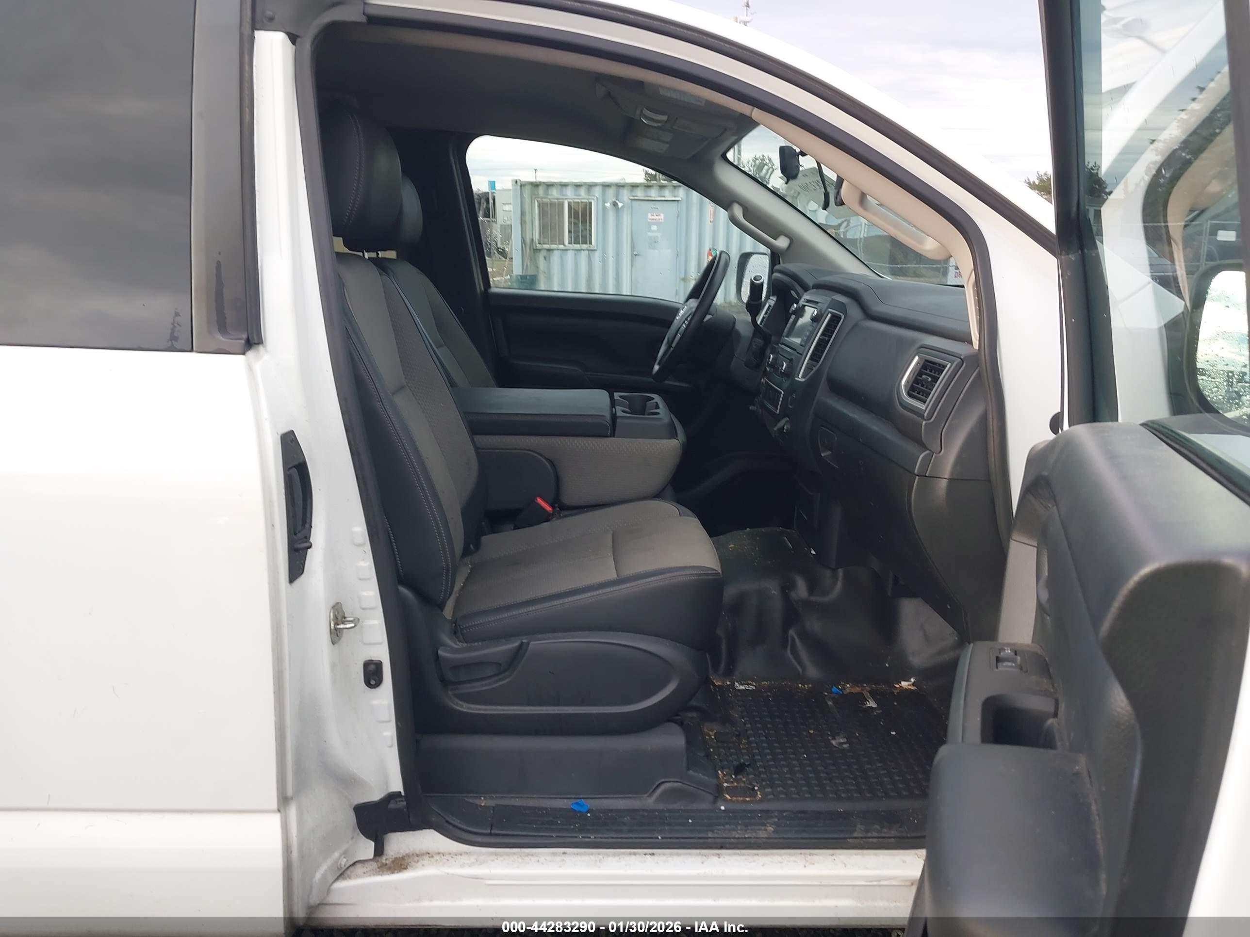 NISSAN TITAN image 5