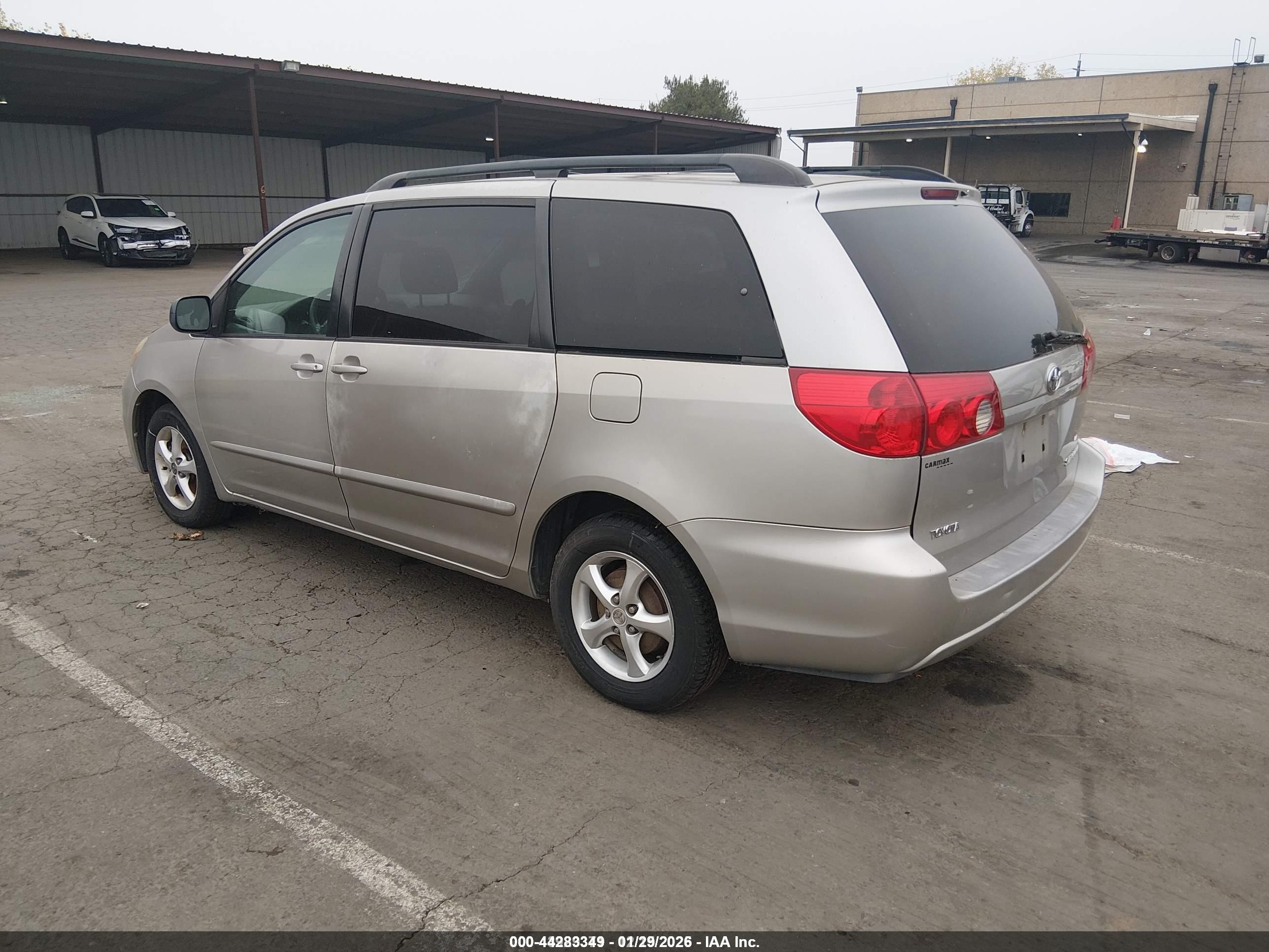TOYOTA SIENNA image 3
