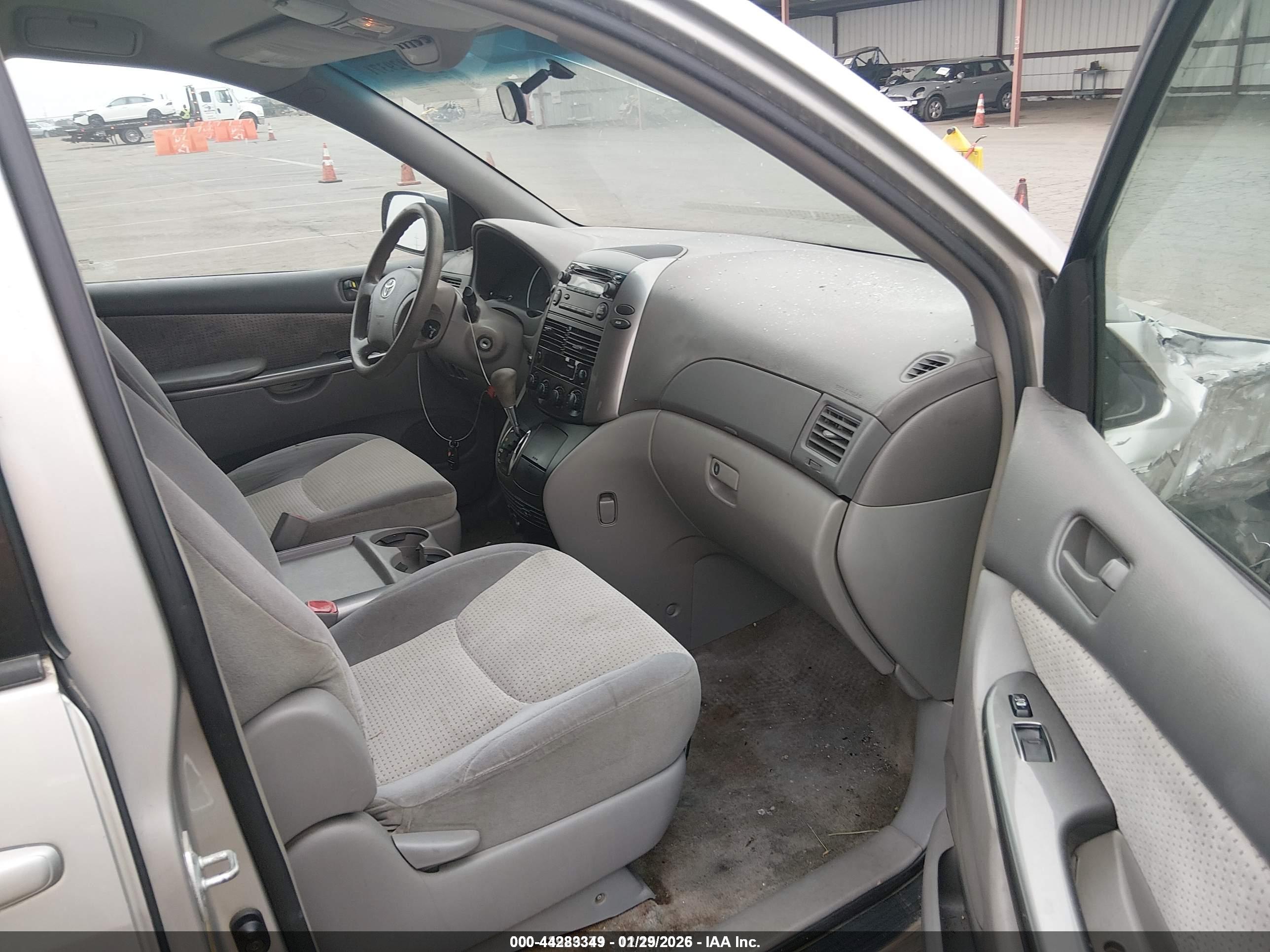 TOYOTA SIENNA image 5