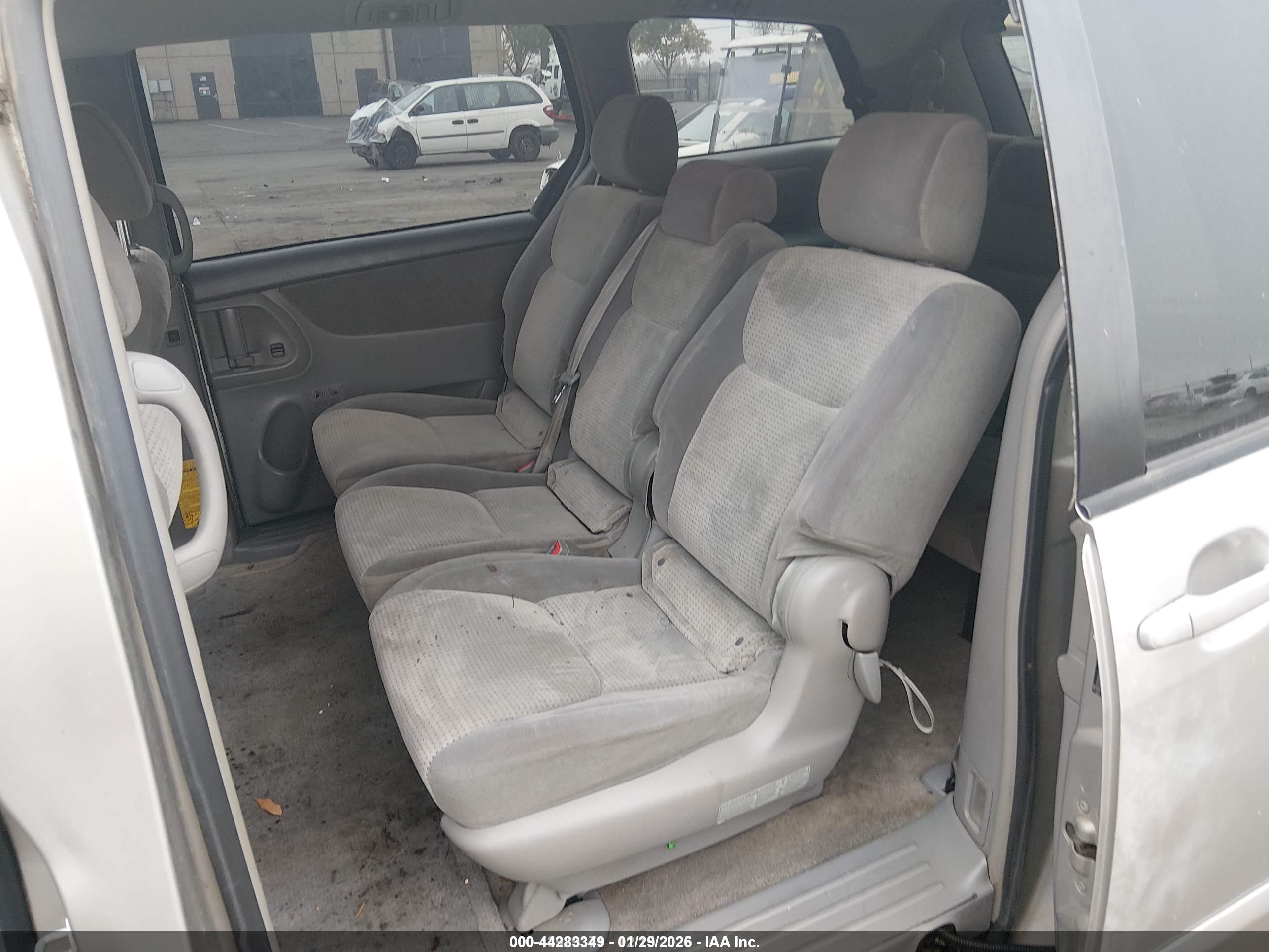 TOYOTA SIENNA image 8