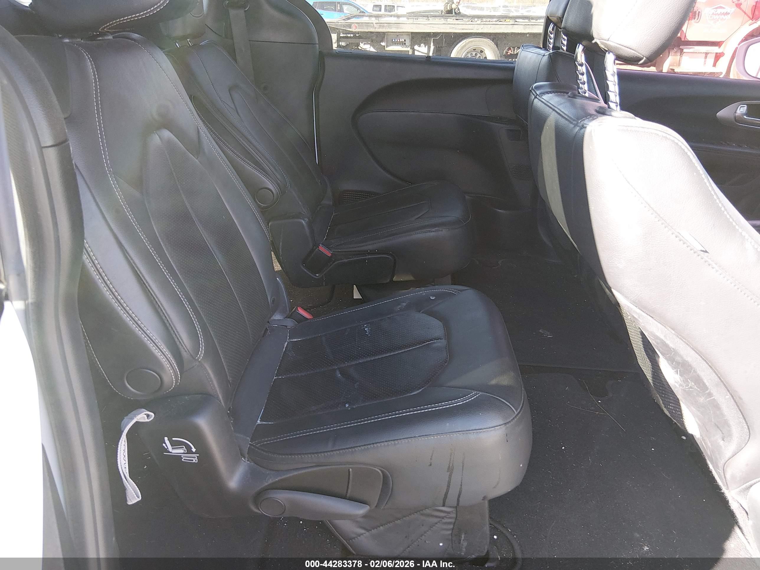 CHRYSLER PACIFICA image 8