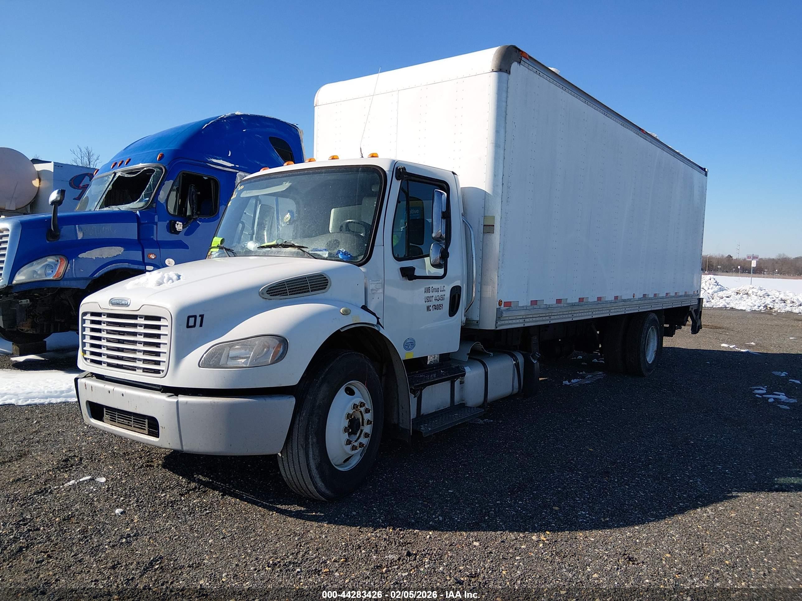 FREIGHTLINER M2 image 2
