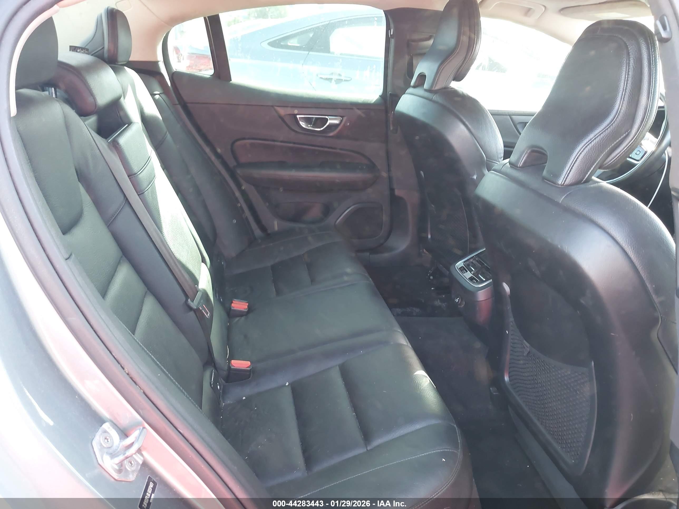 VOLVO S60 image 8