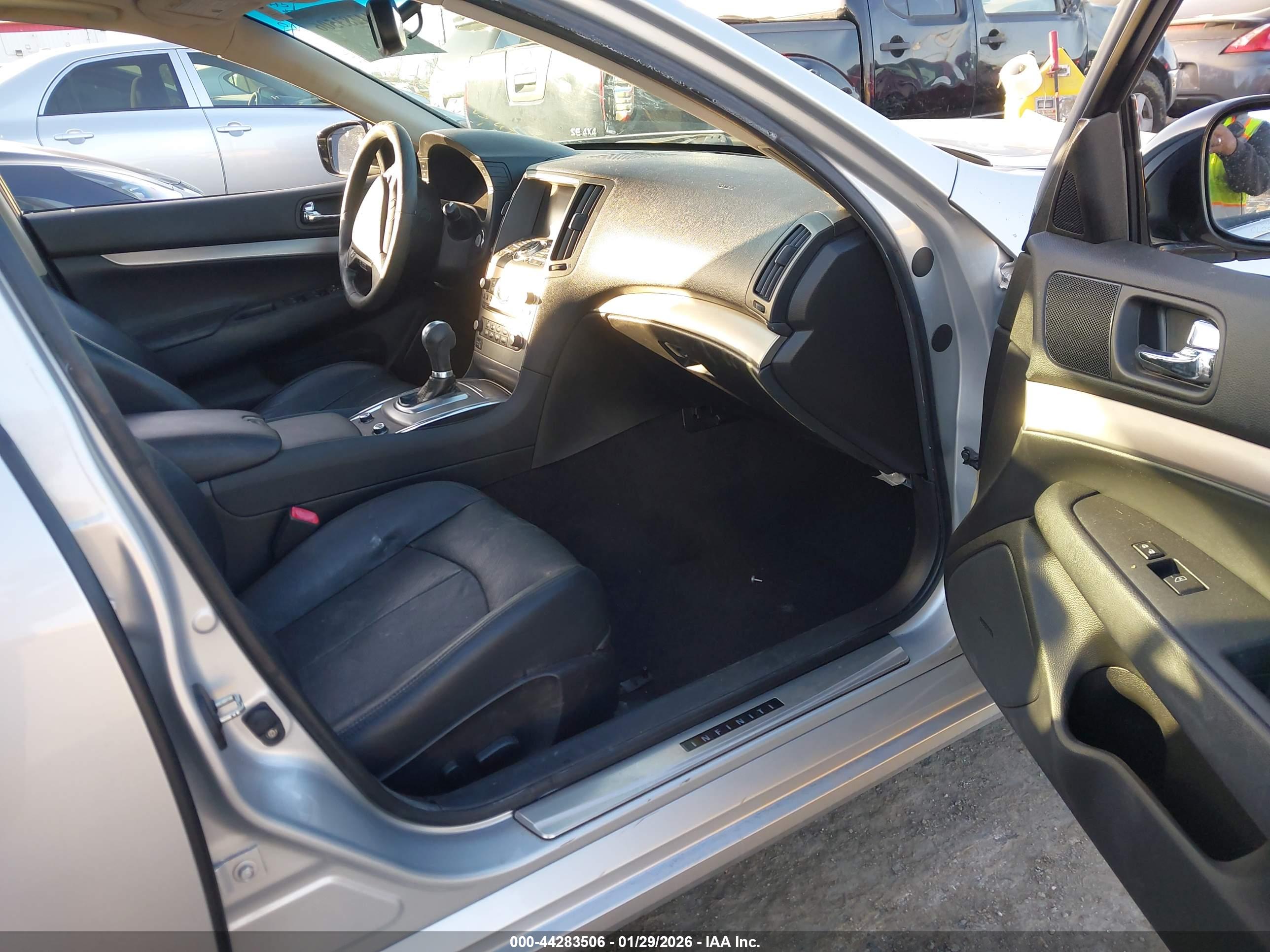 INFINITI G37 image 5