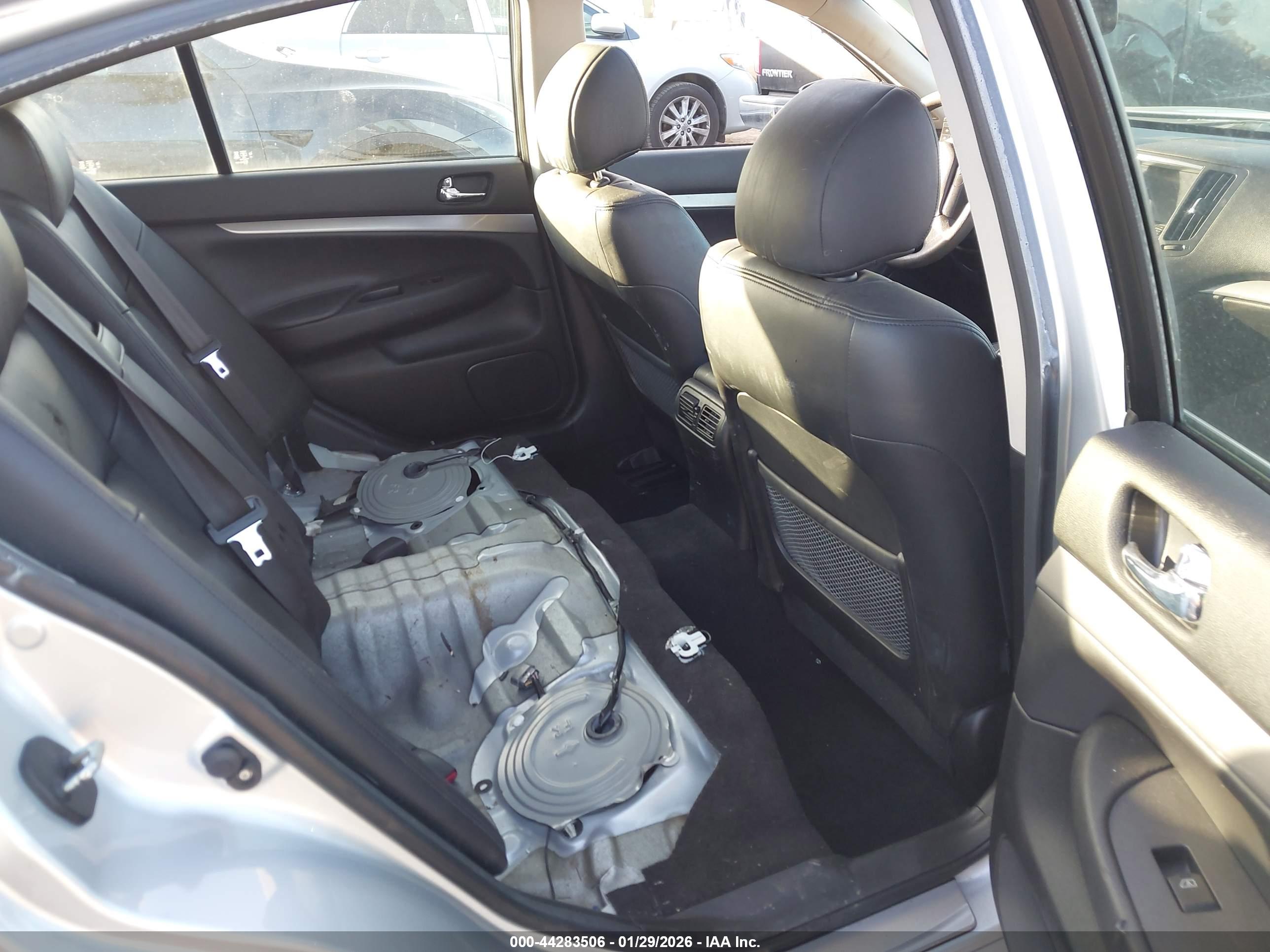 INFINITI G37 image 8