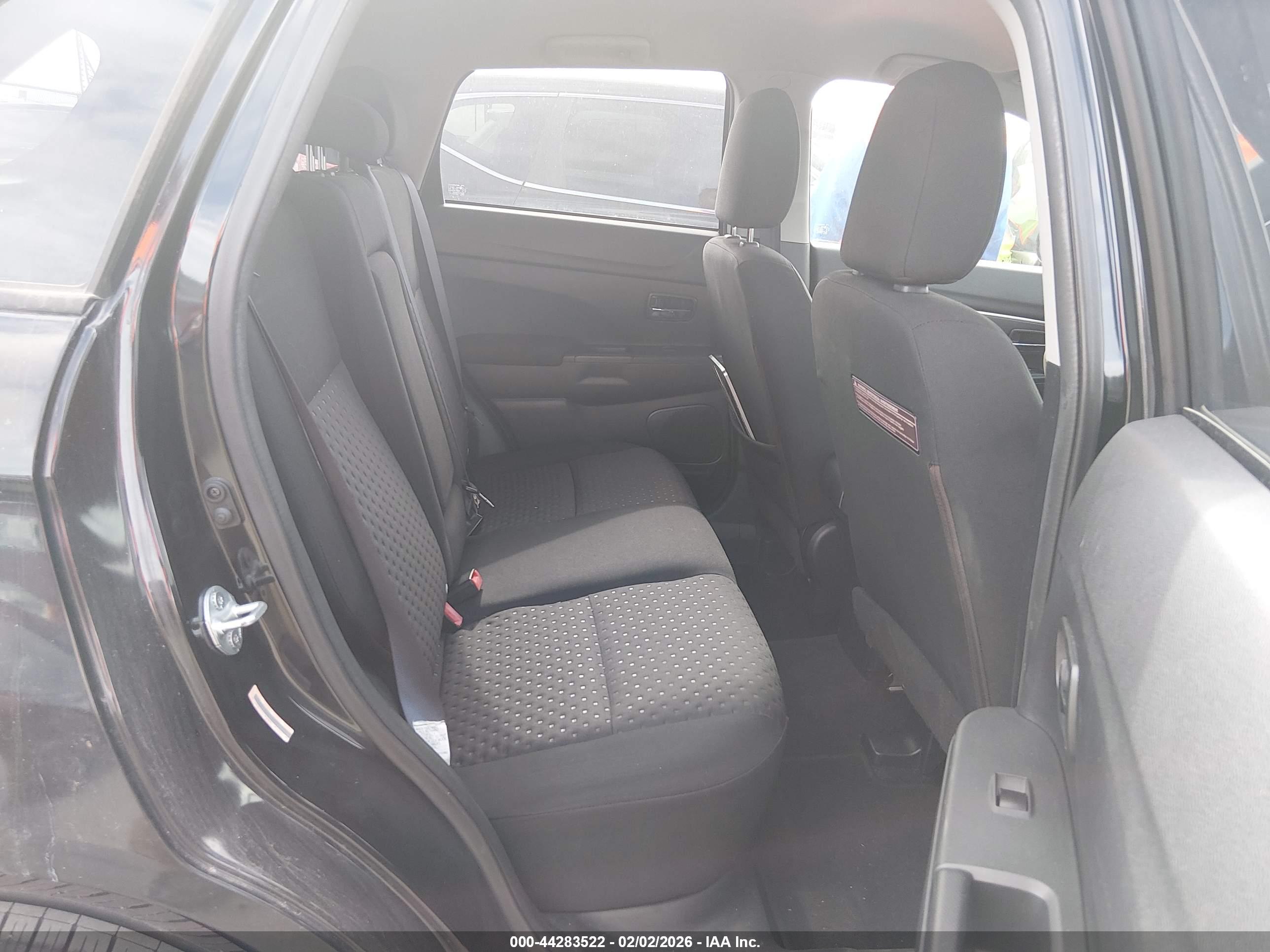 MITSUBISHI OUTLANDER image 8
