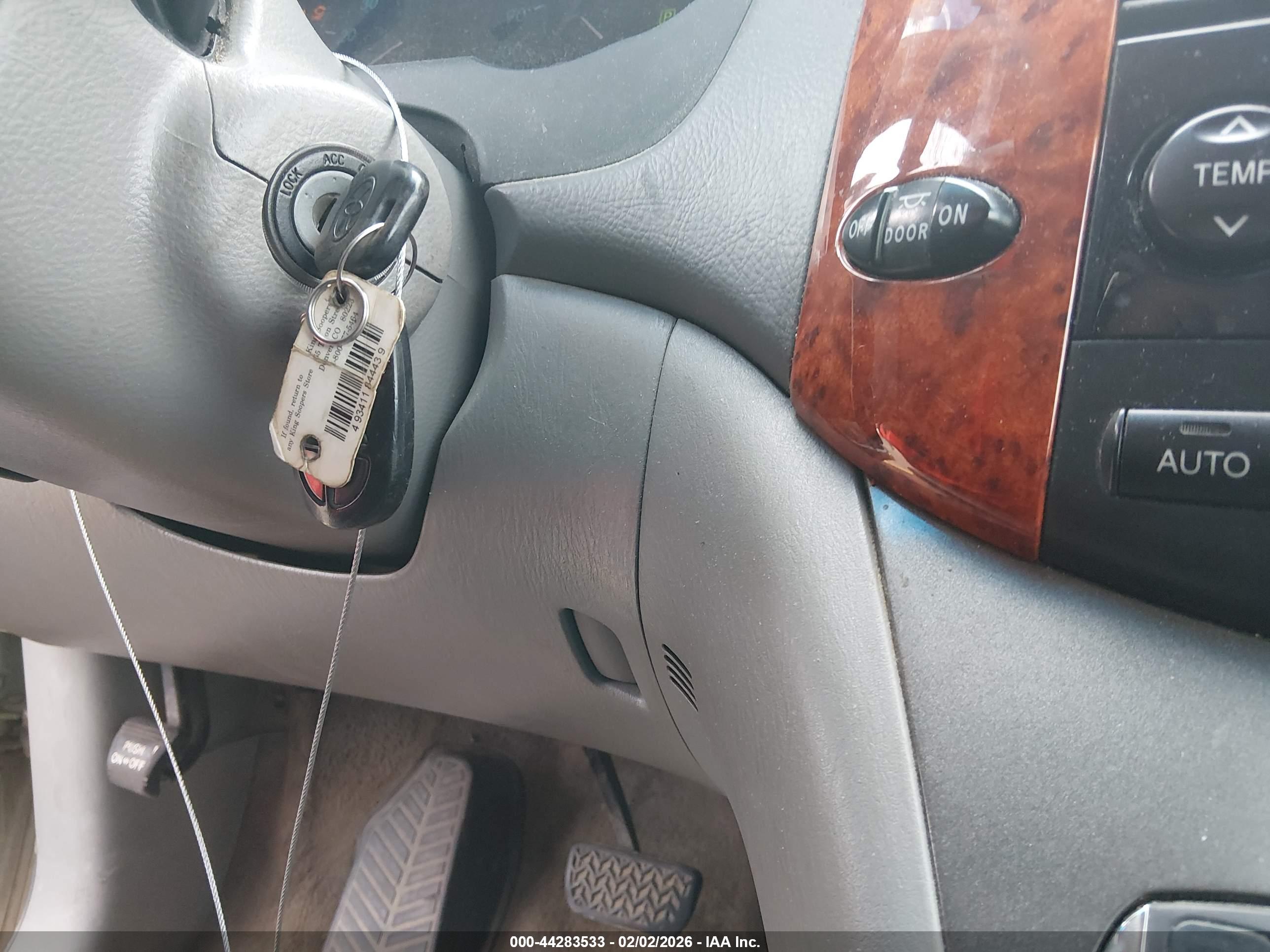 TOYOTA SIENNA image 11