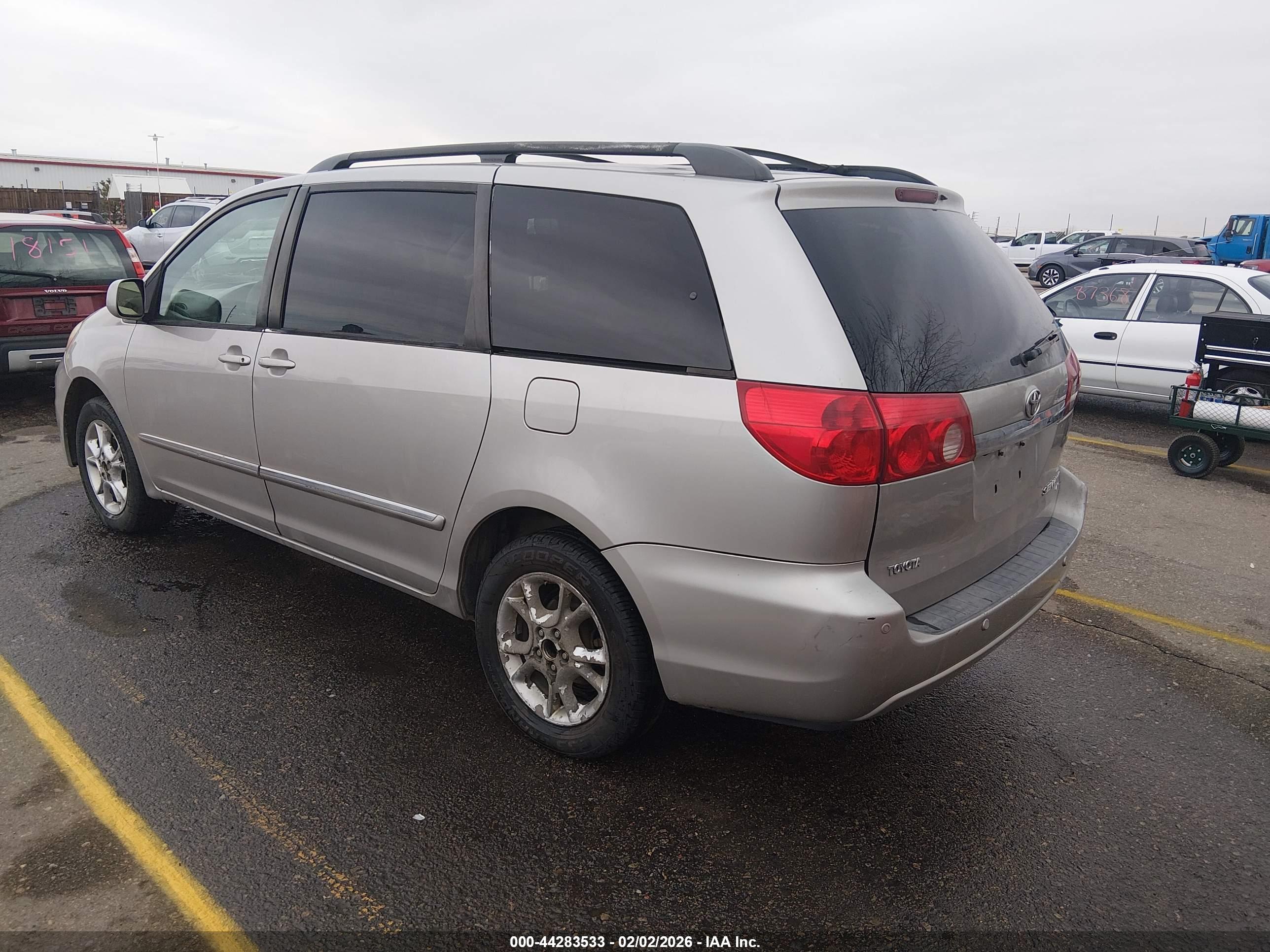 TOYOTA SIENNA image 3