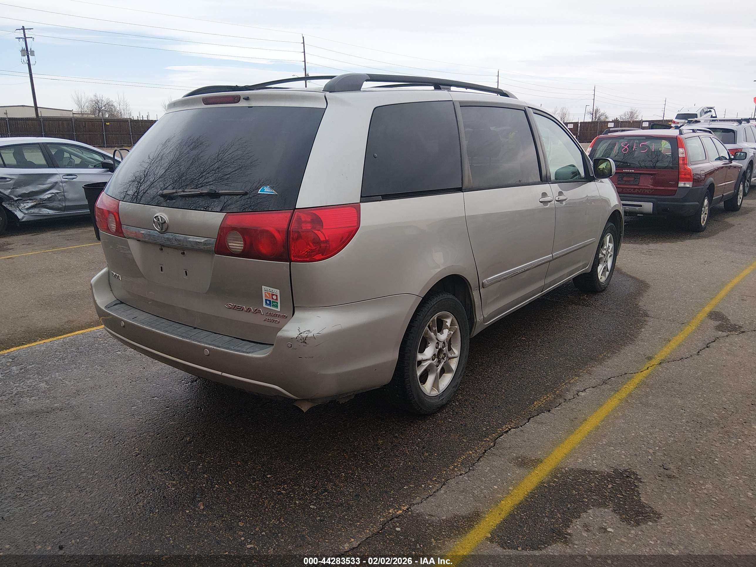 TOYOTA SIENNA image 4