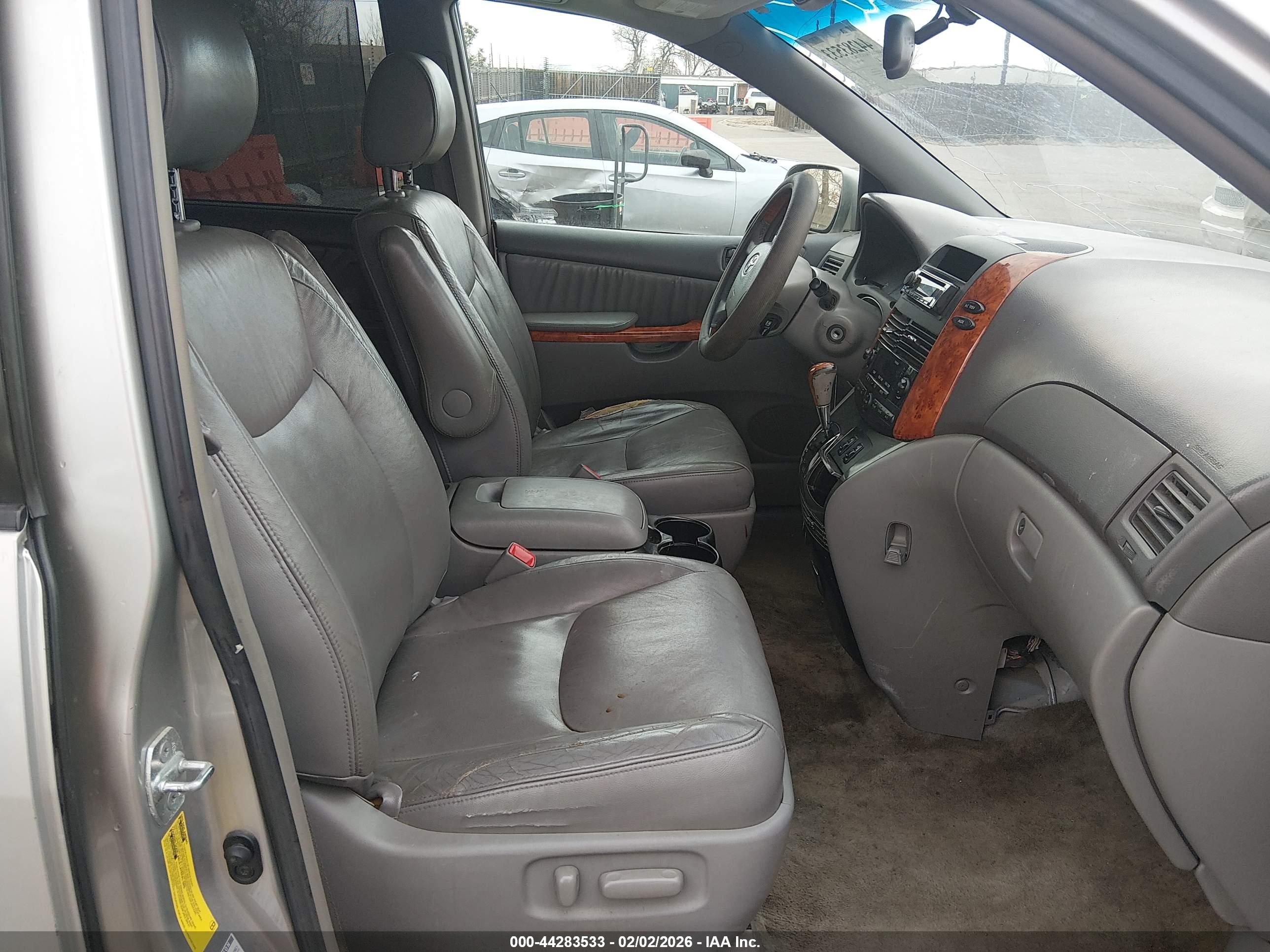TOYOTA SIENNA image 5