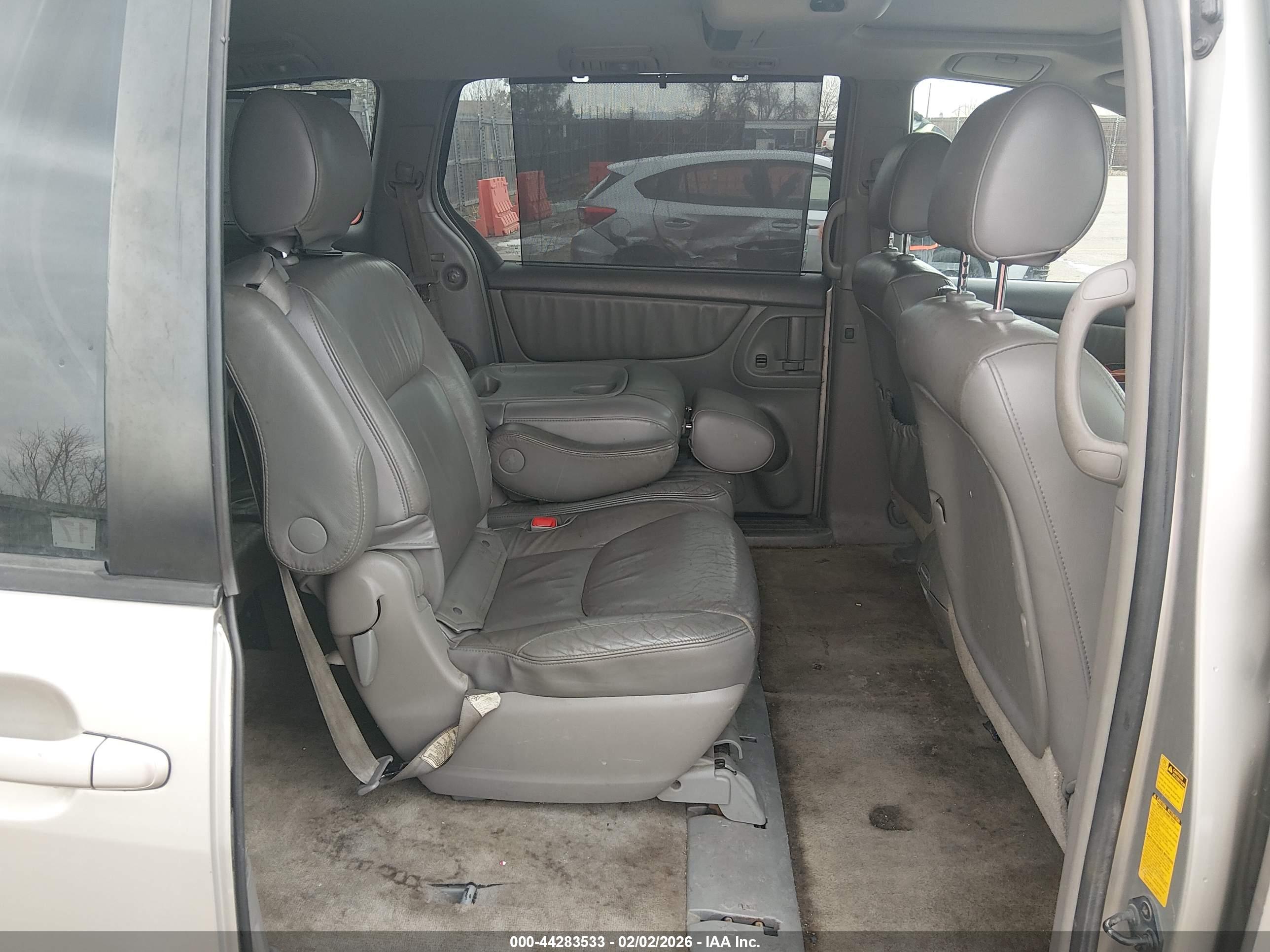 TOYOTA SIENNA image 8