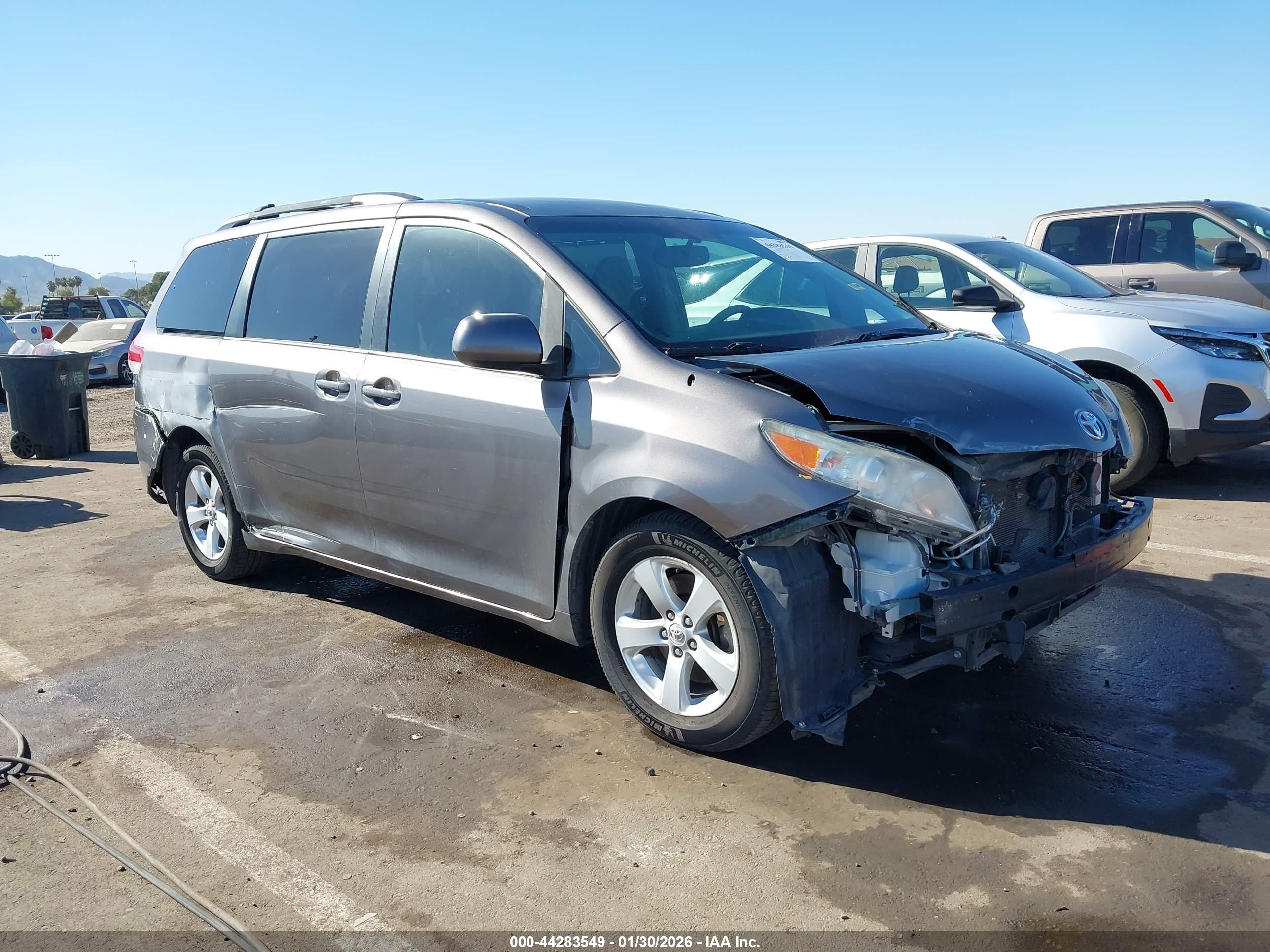 TOYOTA SIENNA image 6