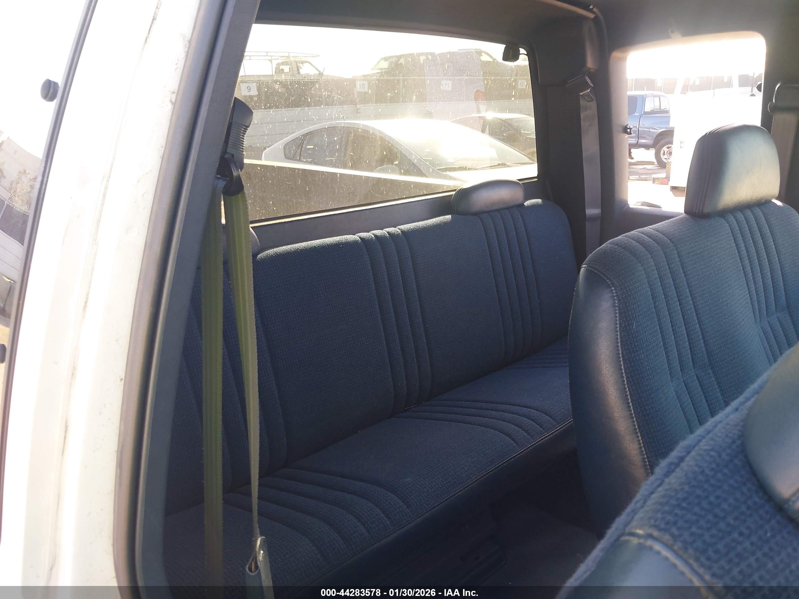 CHEVROLET GMT-400 image 8