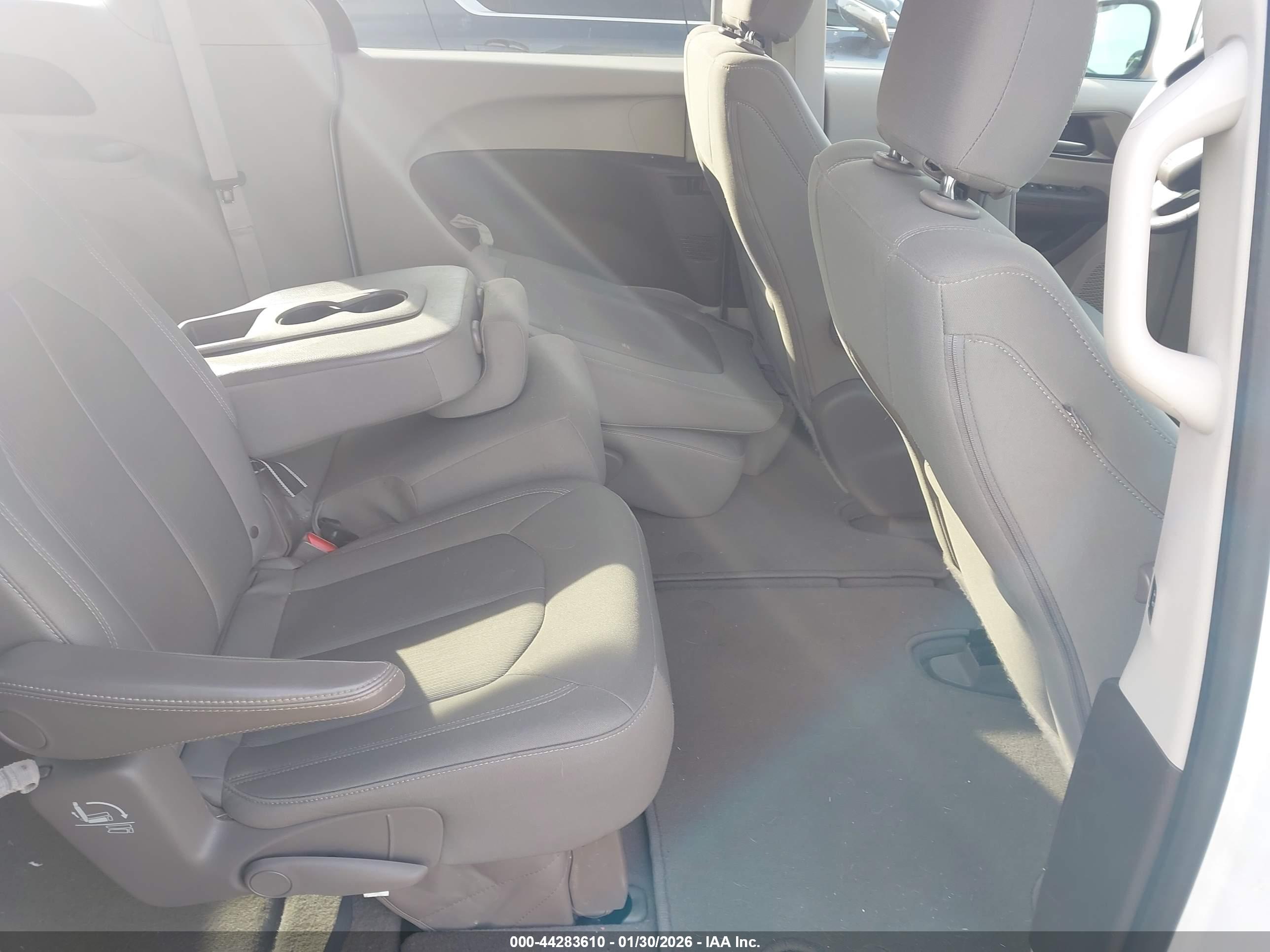 CHRYSLER PACIFICA image 8