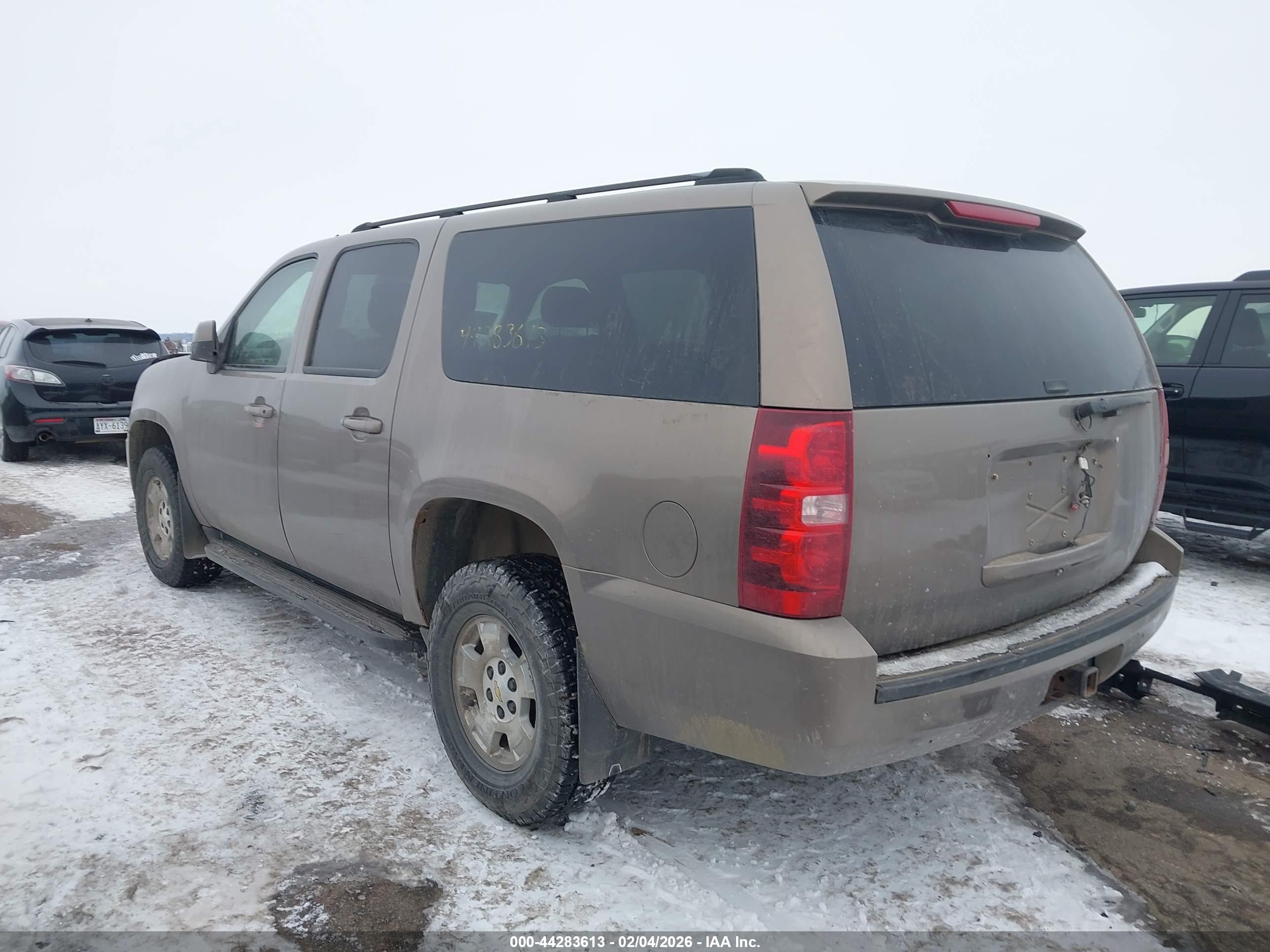 CHEVROLET SUBURBAN image 3